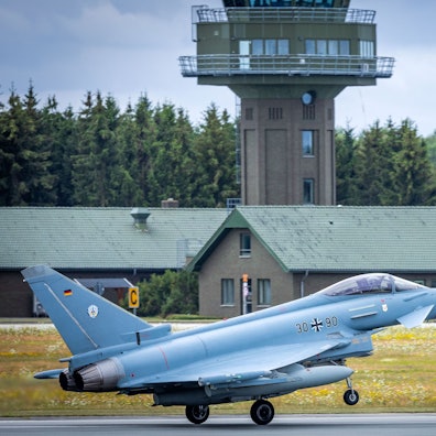 Ein Eurofighter startet im Fliegerhorst Rostock-Laage zu einem Flug in Richtung Estland. (Symbolbild)