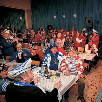 Musiker singt mit Mikrofon in Richtung Publikum