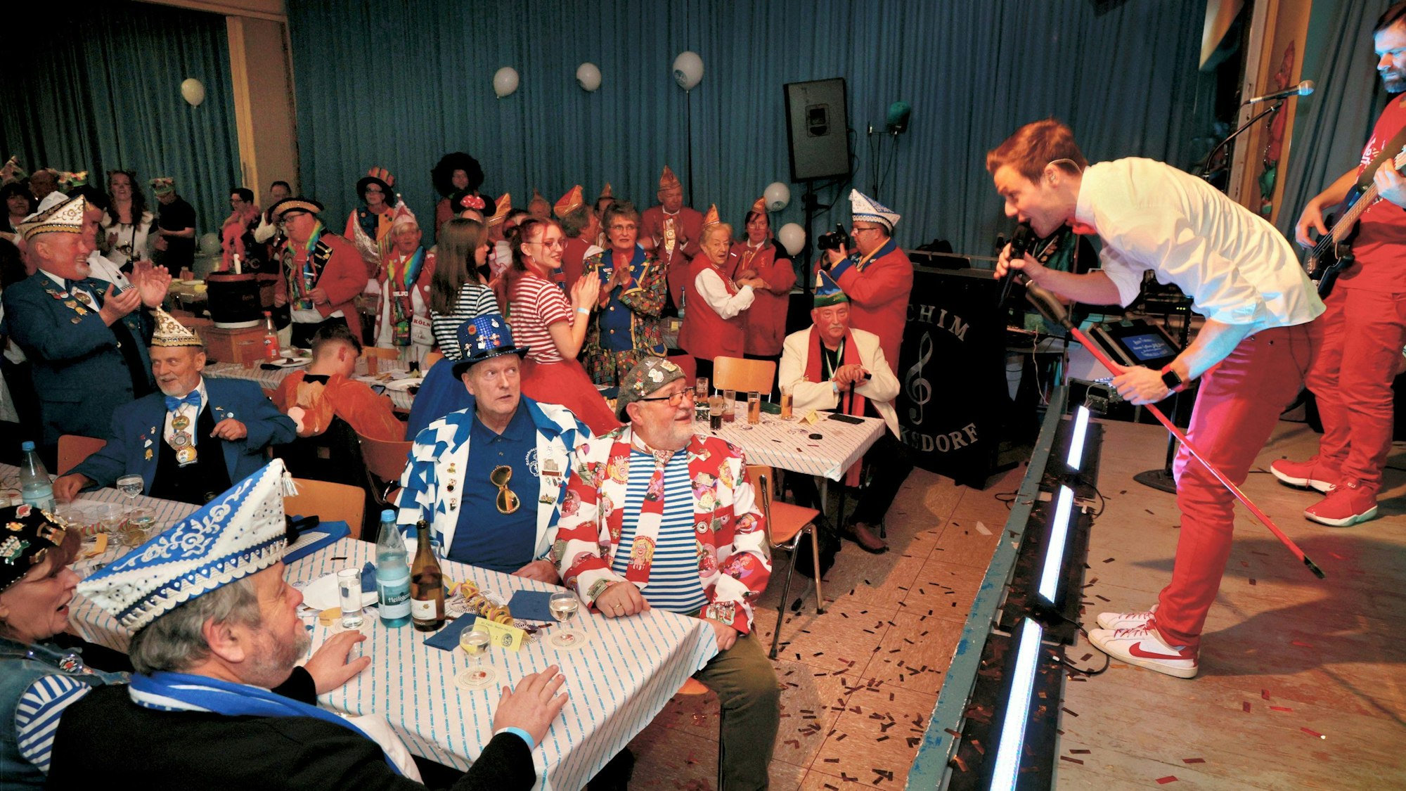 Musiker singt mit Mikrofon in Richtung Publikum