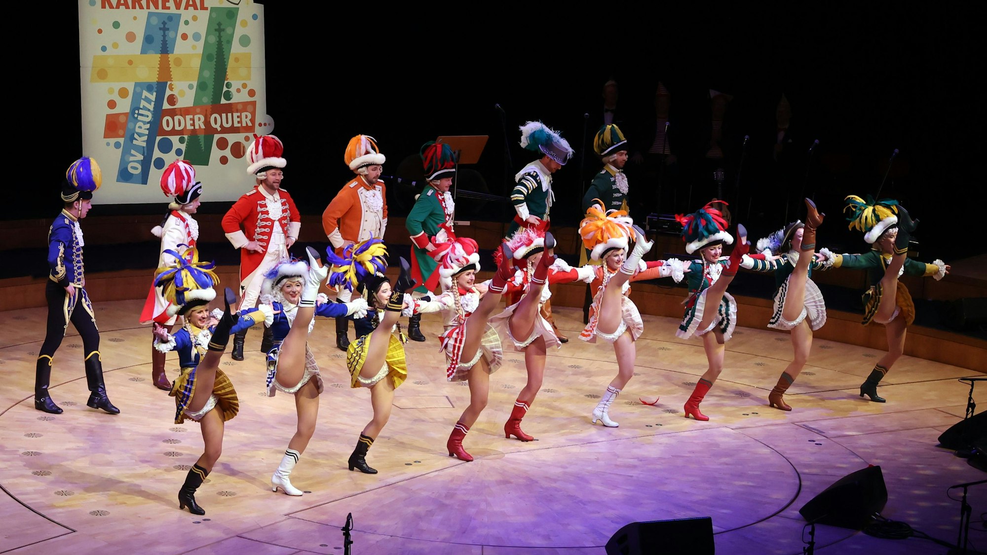 Tanzpaare tanzen den Can-Can.