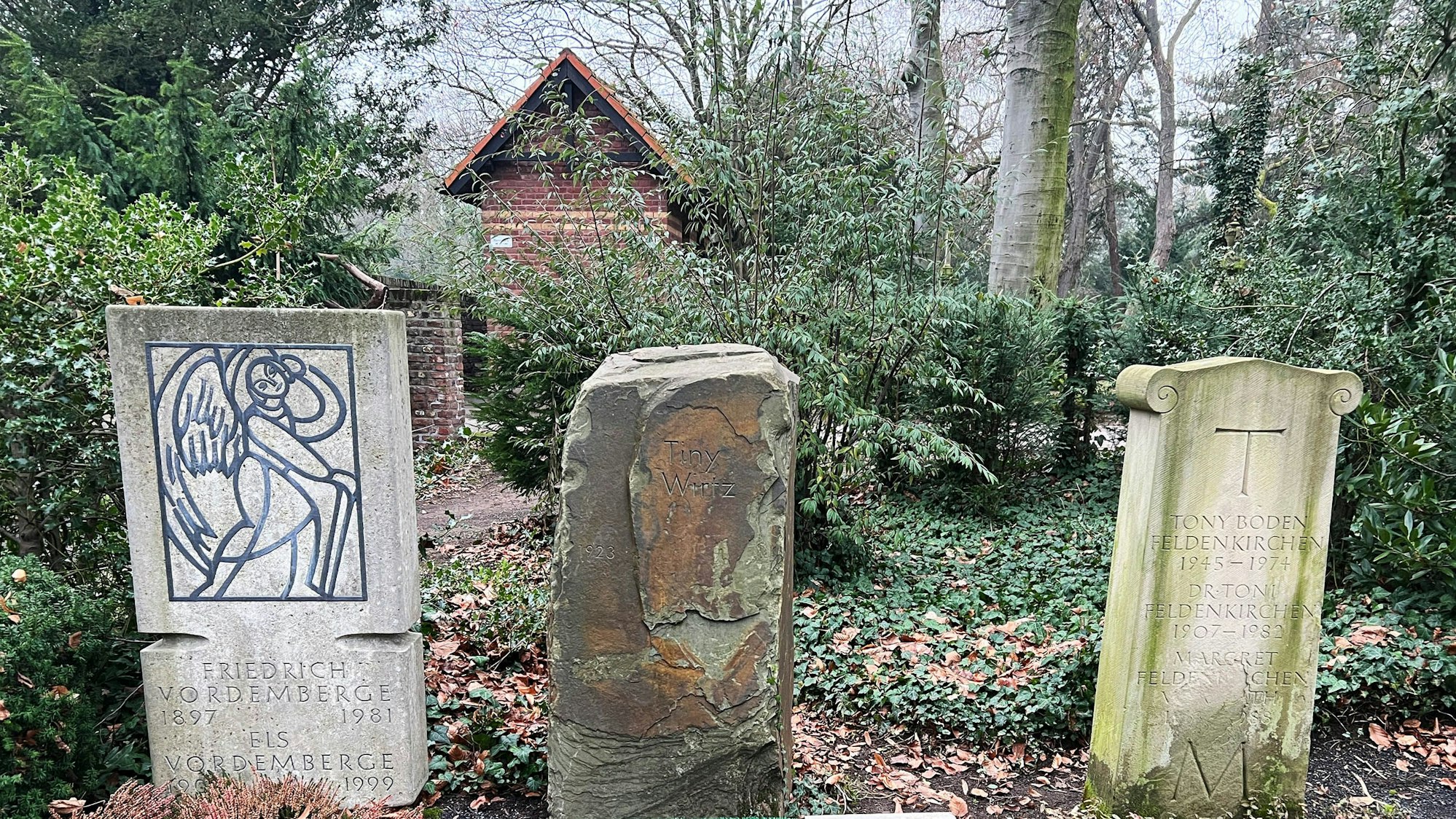 Das Foto zeigt das Grab der Horremer Pianistin Tiny Wirtz auf dem Melatenfriedhof in Köln.