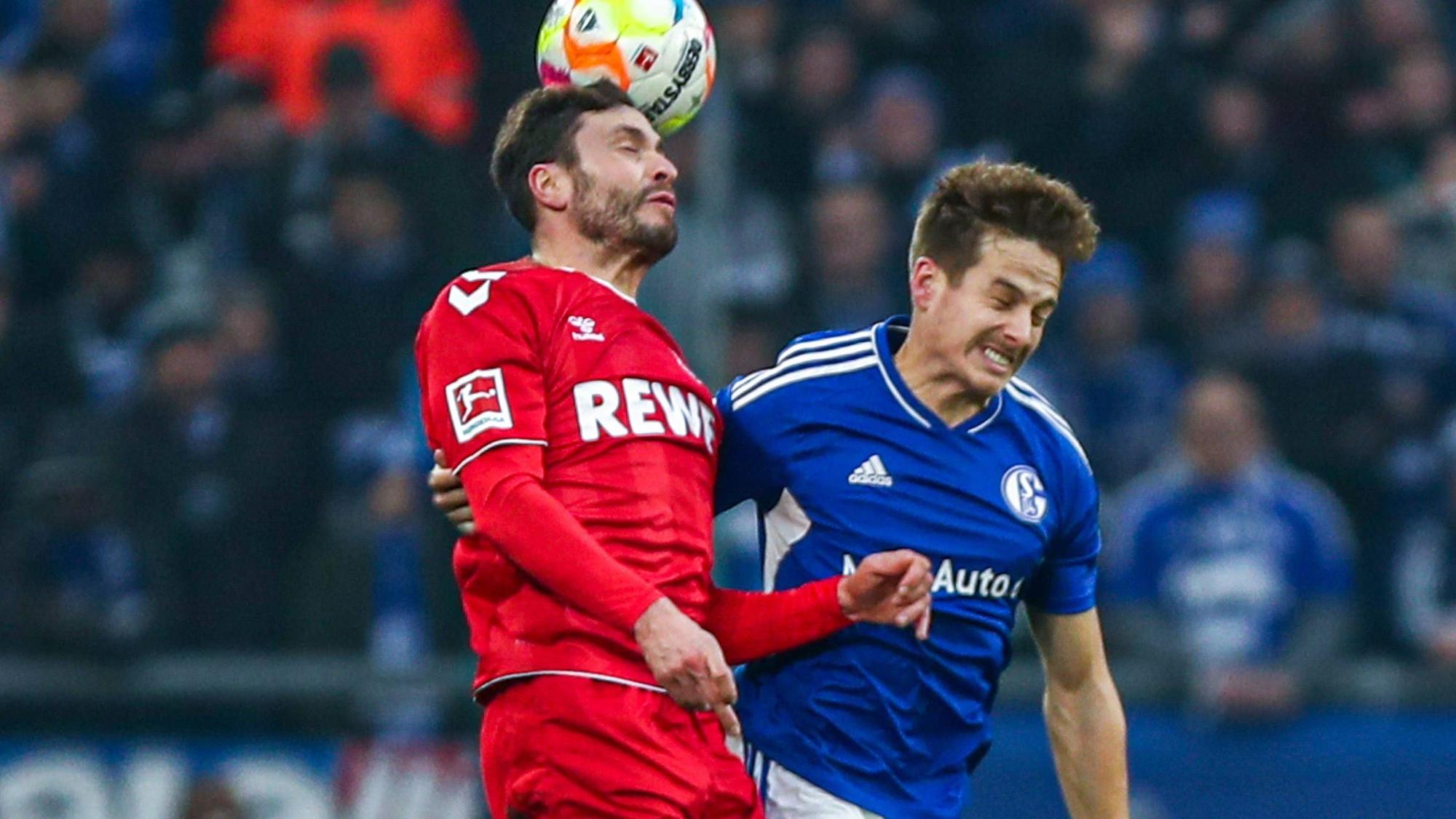 Jonas Hector im Luftkampf um den Ball.