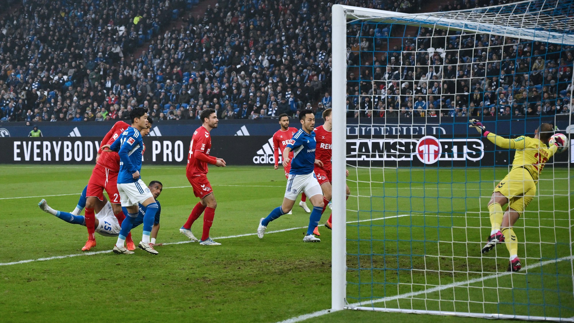 Moritz Jenz vom FC Schalke scheitert mit seinem Kopfball an FC-Torwart Marvin Schwäbe.