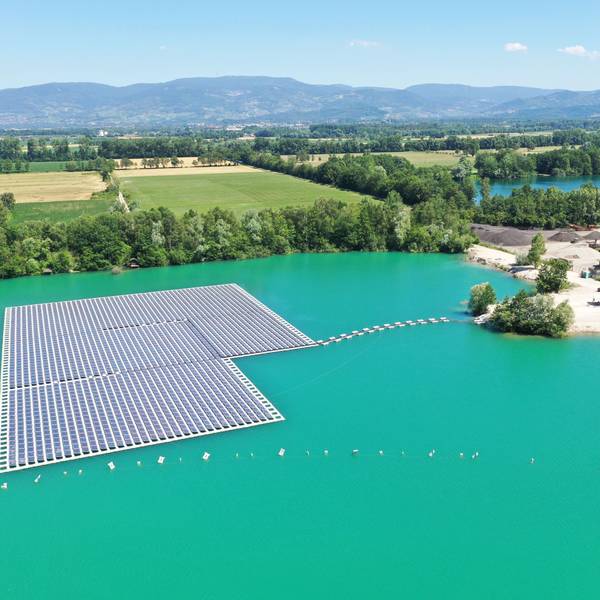 Eine Photovoltaik-Anlage schwimmt auf dem Baggersee Maiwald.