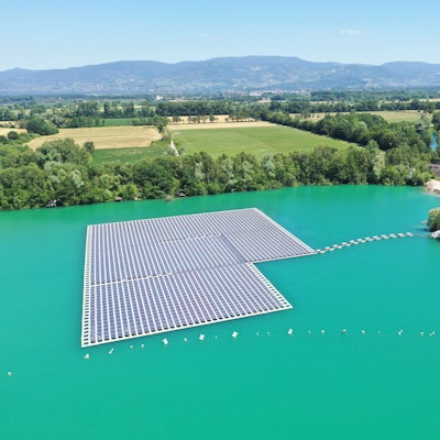 Eine Photovoltaik-Anlage schwimmt auf dem Baggersee Maiwald.