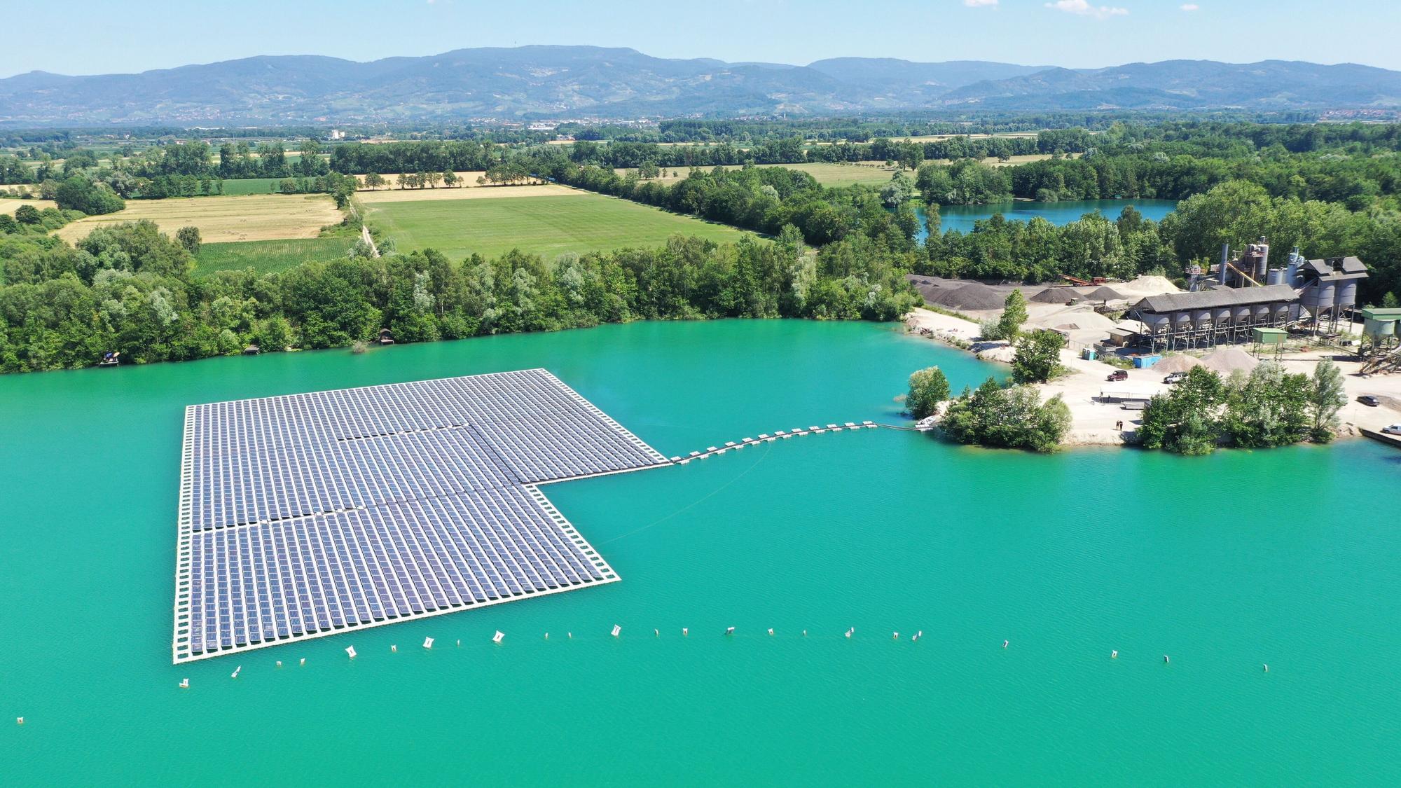 Eine Photovoltaik-Anlage schwimmt auf dem Baggersee Maiwald.