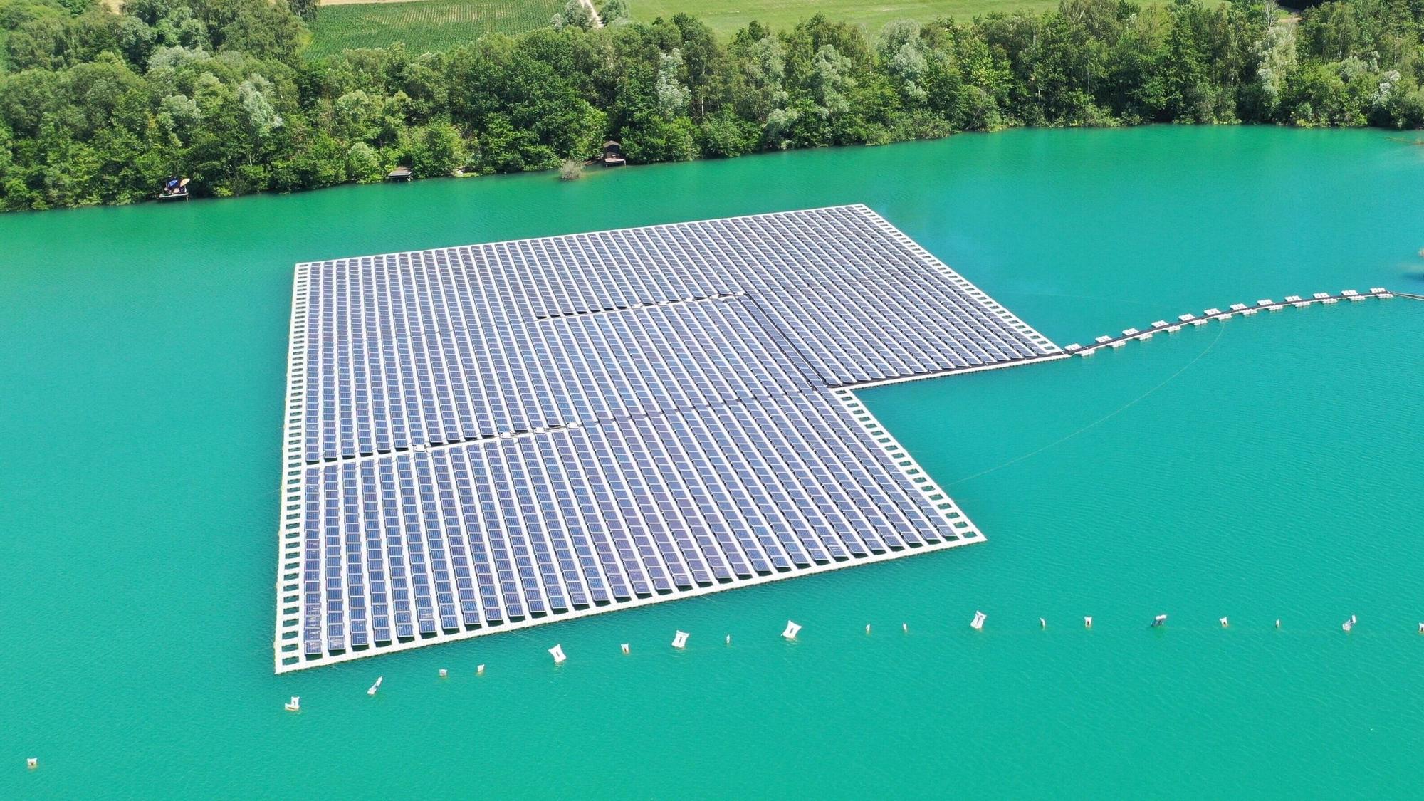 Eine Photovoltaik-Anlage schwimmt auf dem Baggersee Maiwald.