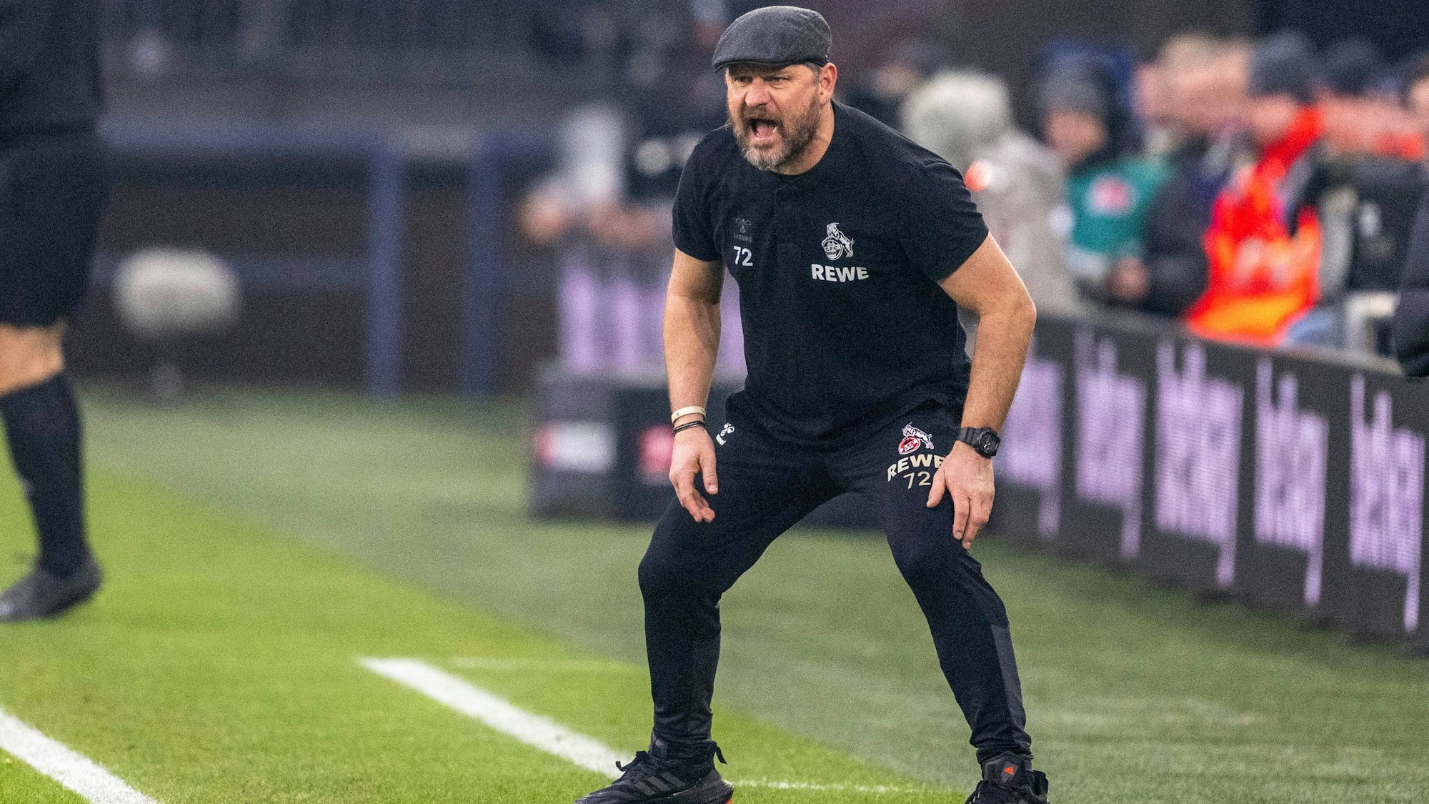 Kölns Trainer Steffen Baumgart gibt Anweisungen.
