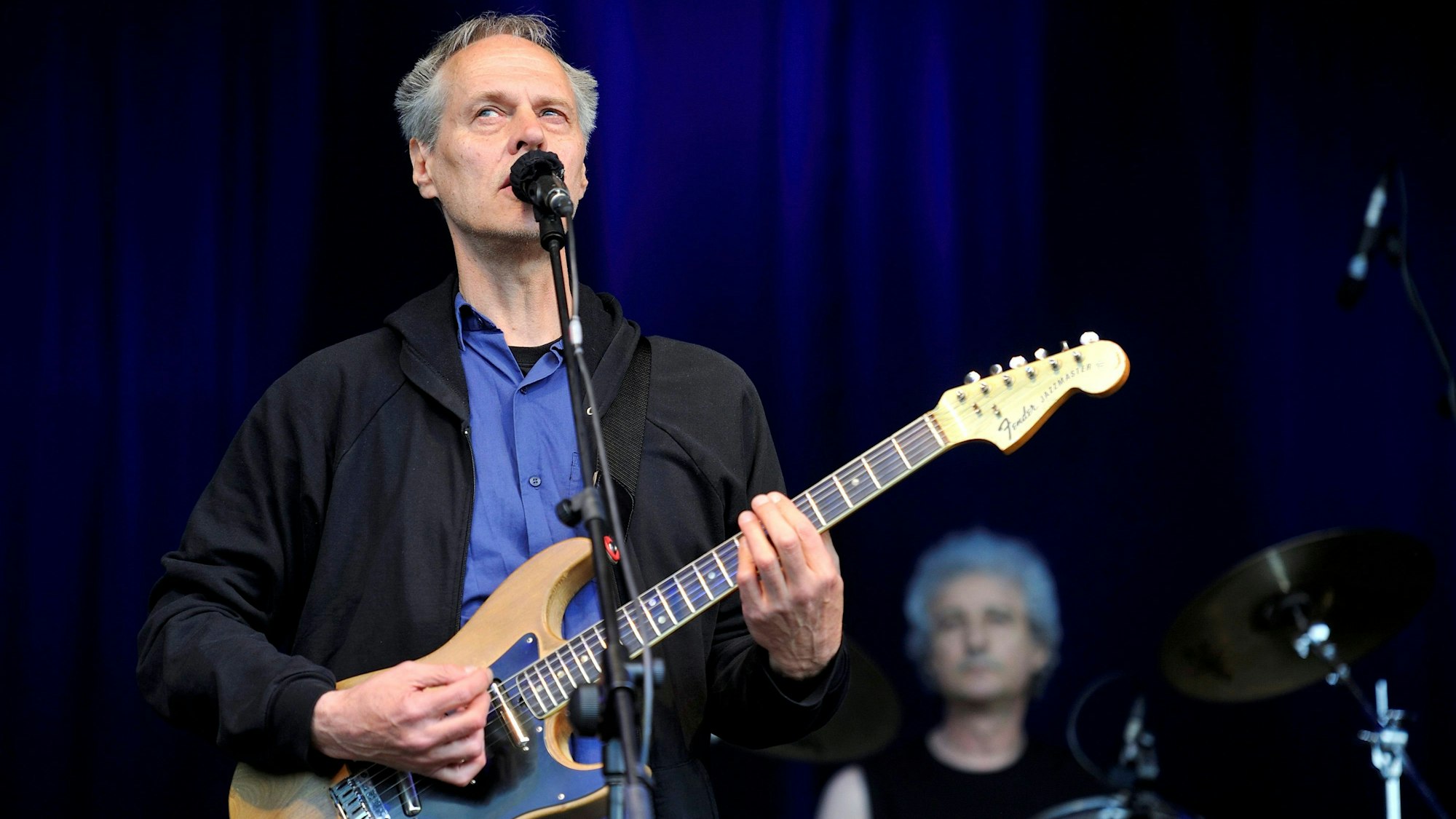 Portugal, Porto, 2014: Der Sänger Tom Verlaine, Frontmann der Rockband Television, spielt ein Konzert beim Primavera Sound Music Festival.