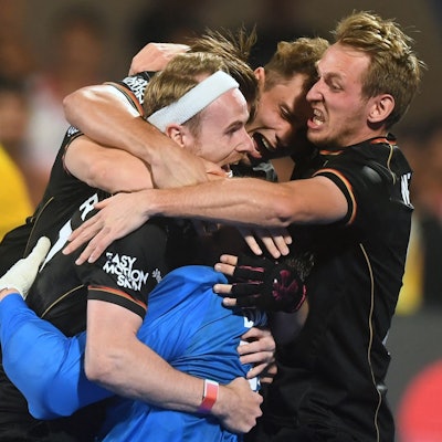 Spieler der deutschen Hockey-Nationalmannschaft liegen sich nach dem WM-Triumph in den Armen.
