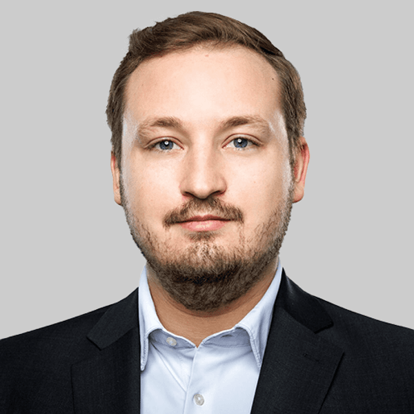 Schlagersänger Michael Wendler und seine Frau Laura lächeln in die Kamera.