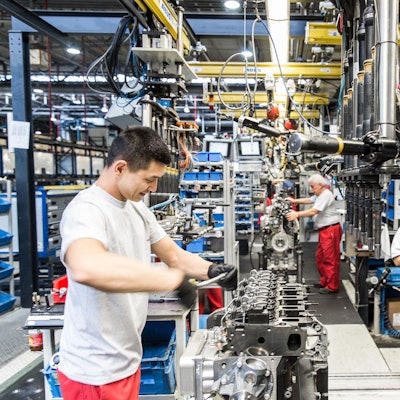 Motorenbau bei der Deutz AG in Köln