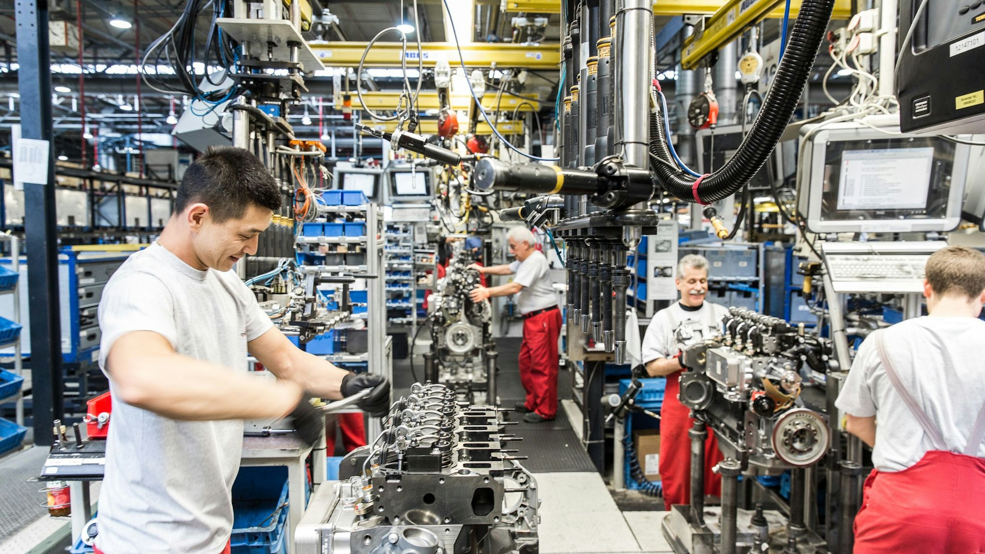 Motorenbau bei der Deutz AG in Köln