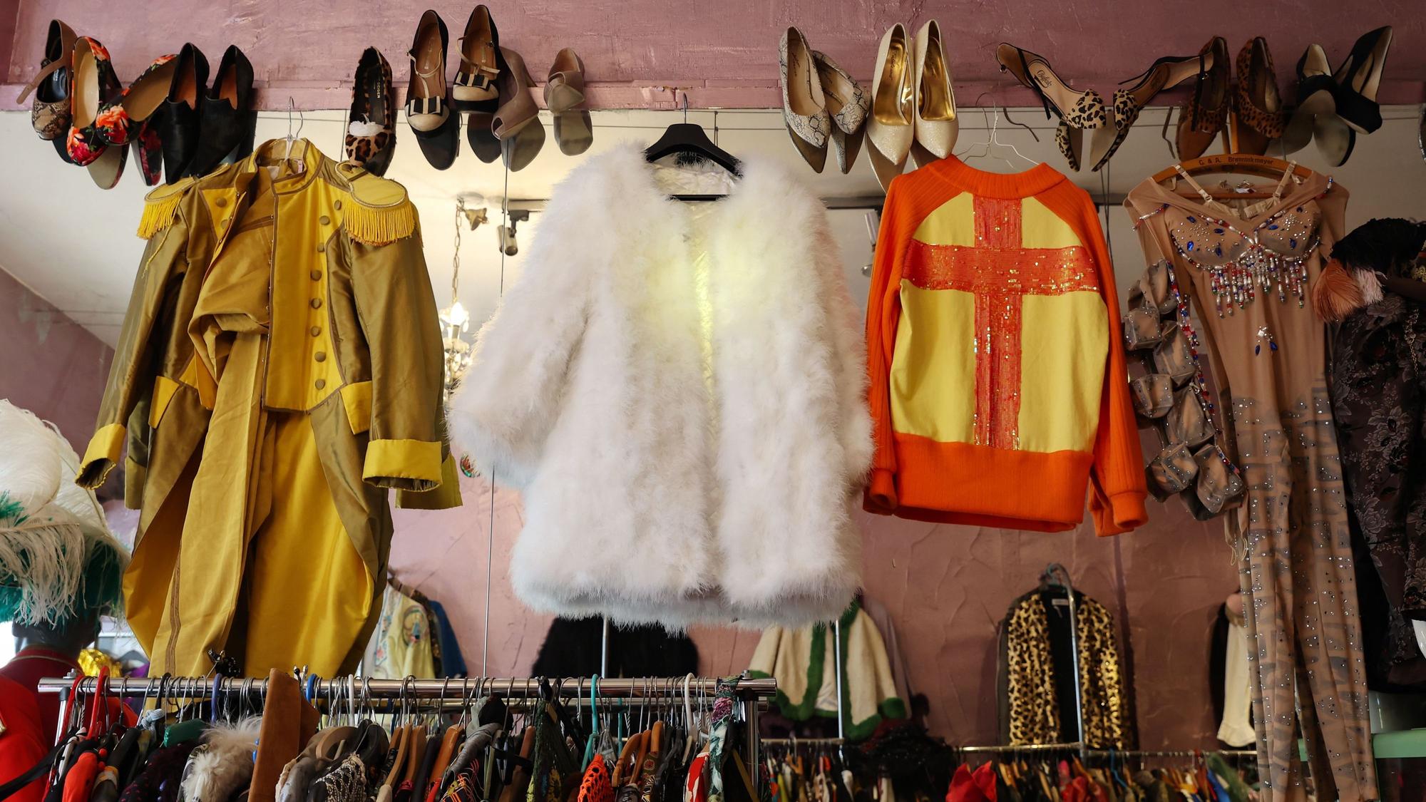 Blick in den Secondhand-Laden Entlarvtauf der Zülpicher Straße.