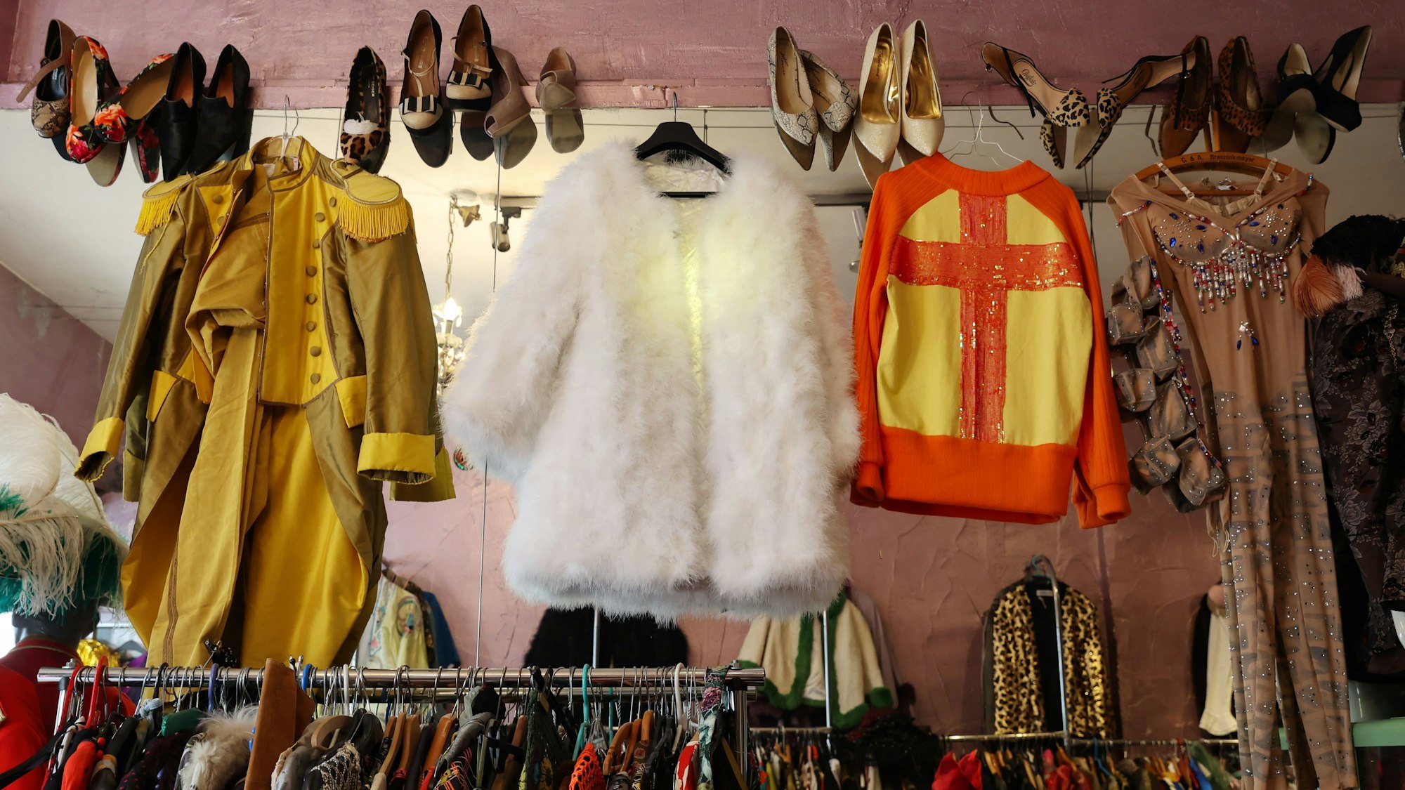 Blick in den Secondhand-Laden Entlarvtauf der Zülpicher Straße.