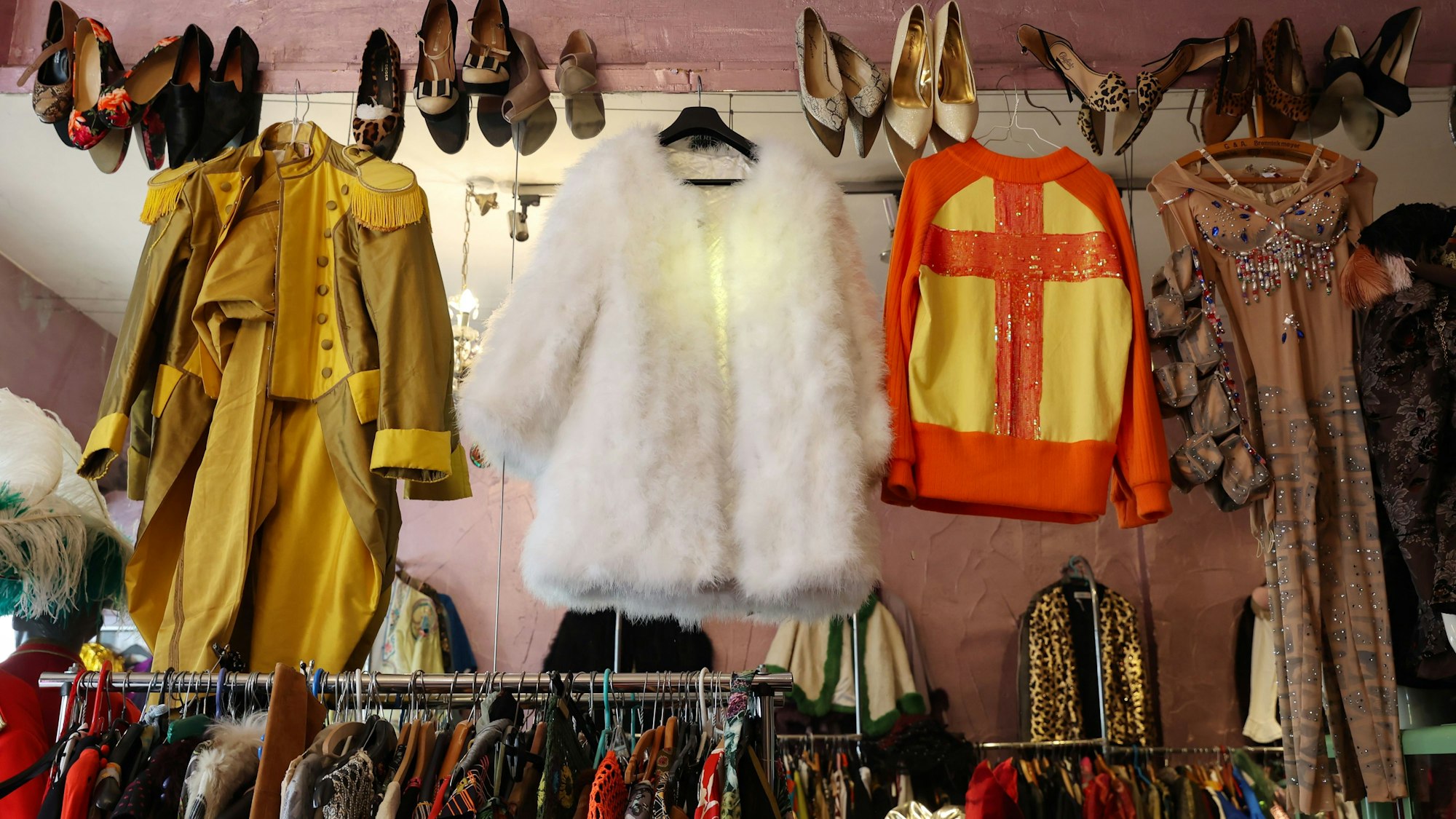 Ausgefallene Secondhand-Kostüme auf der Zülpicher Straße.