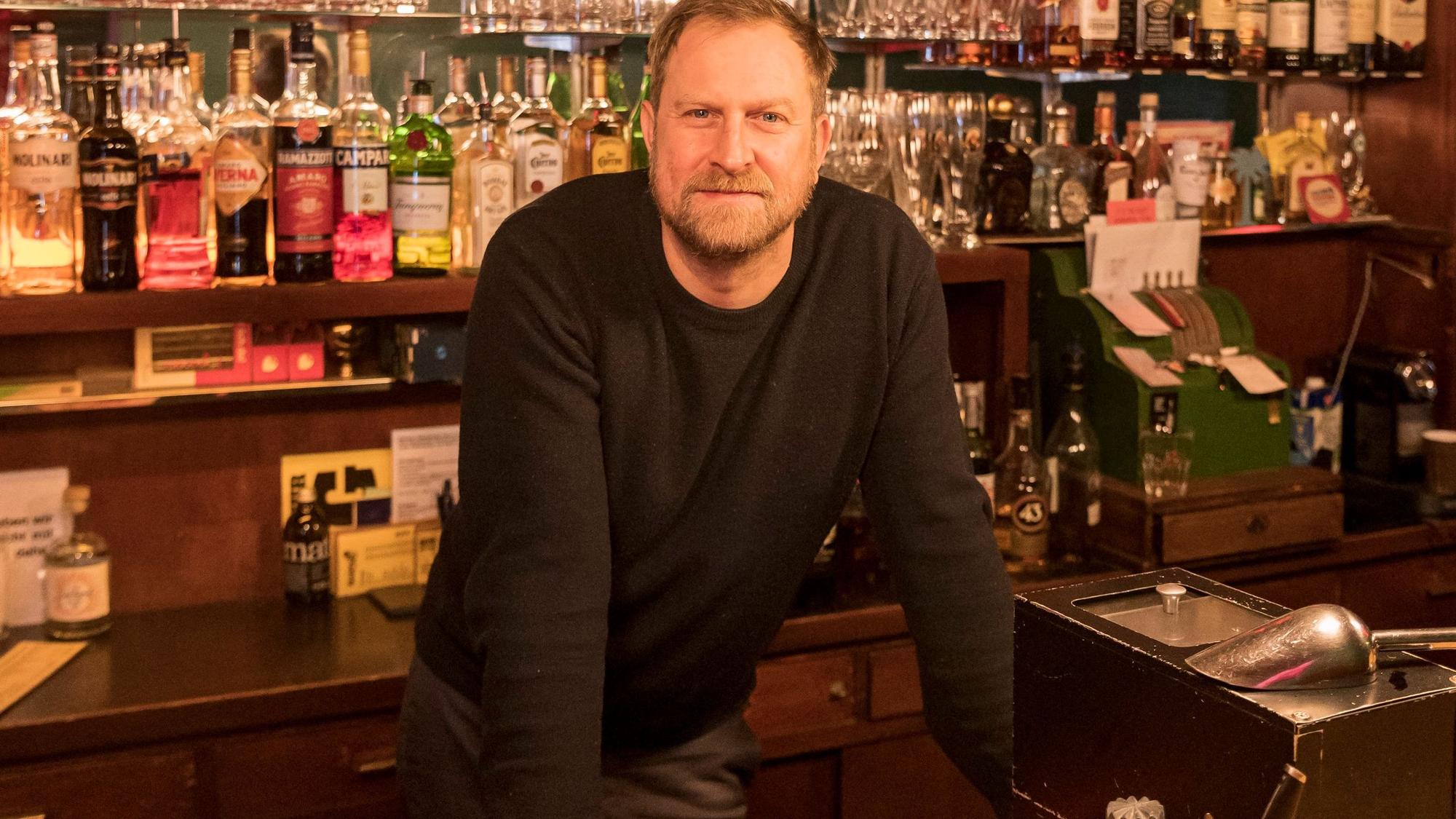 Thomas Pollmann, Inhaber der Kneipe „Die Hängenden Gärten von Ehrenfeld“, steht hinter seiner Bar.