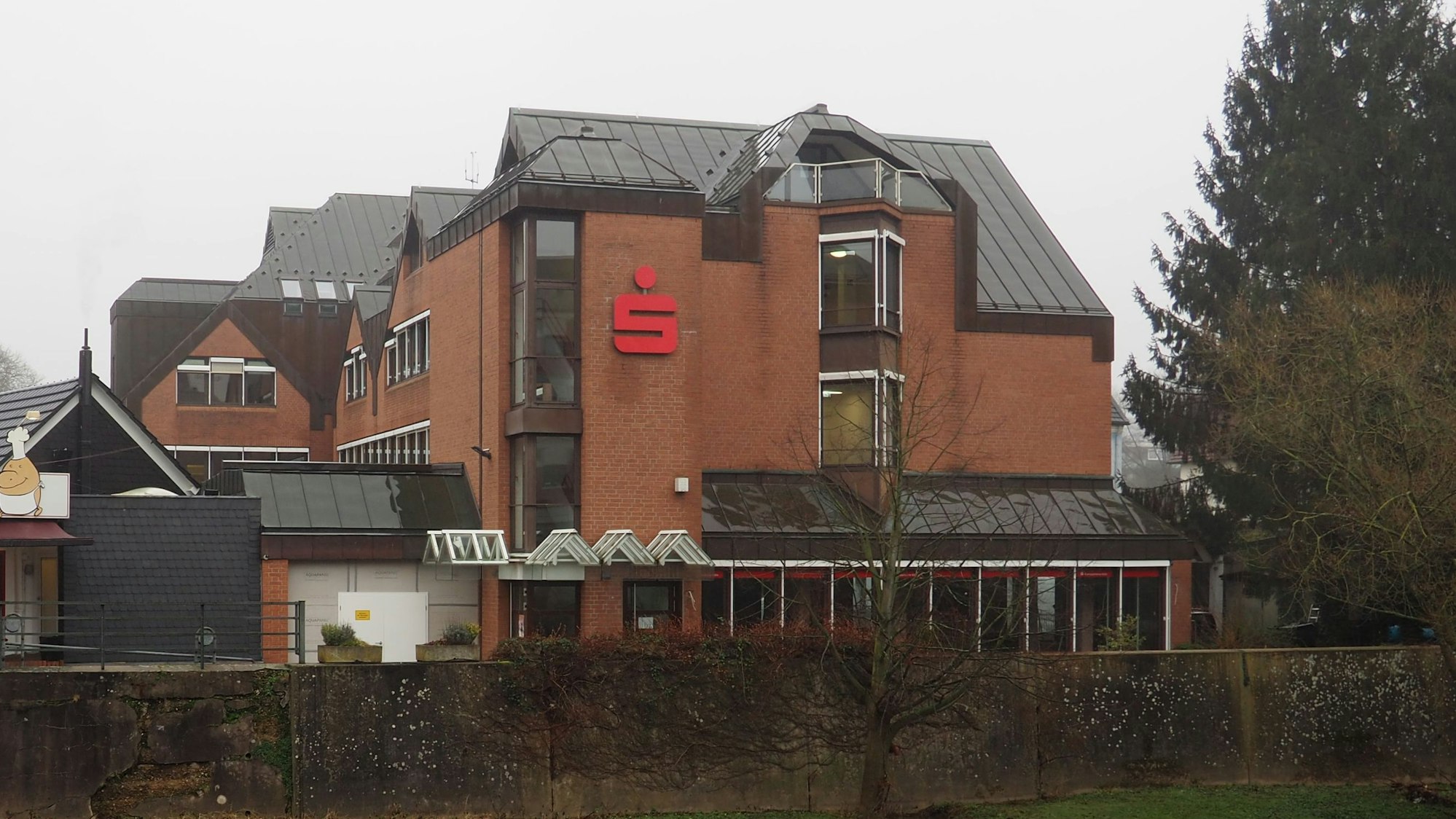 Hochwasser-Schutzmauer Leichlingen Innenstadt (In Fließrichtung linkes Wupperufer hinter Marly-Brücke) mit Grillmeister und Sparkasse