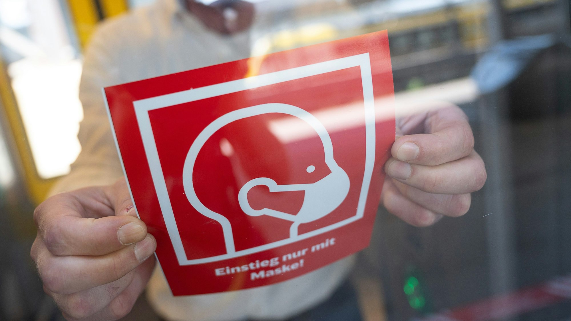 „Einstieg nur mit Maske“ – dieser Hinweis an Bahnen ist jetzt überflüssig.