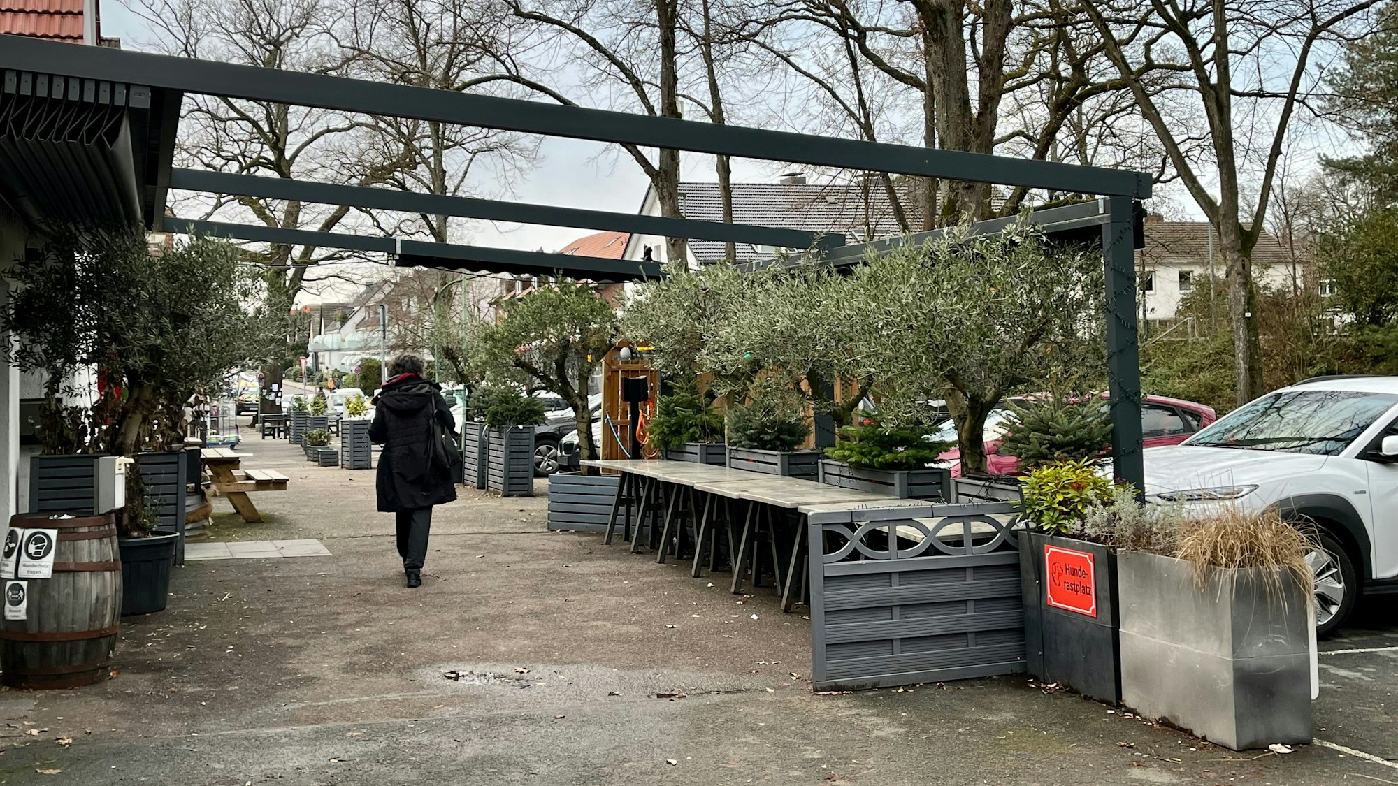 Blick auf eine geschlossene Außengastronomie.