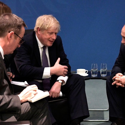 Ex-Premierminister Boris Johnson im Gespräch mit Kremlchef Wladimir Putin. Laut Johnsohn drohte Putin dem ehemaligen britischen Regierungschef persönlich. (Archivbild)