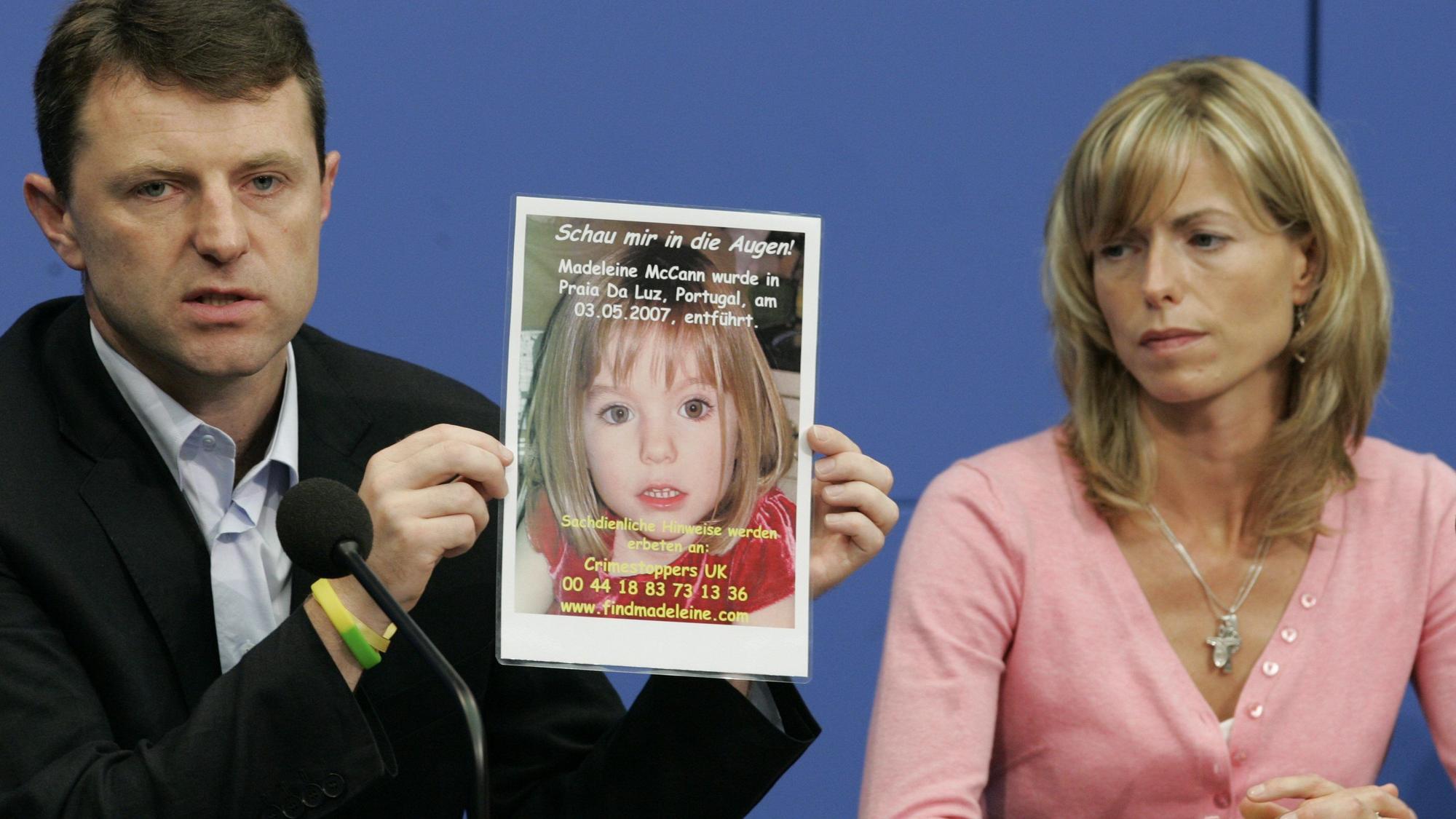 „Eltern, deren Kinder vermisst werden, können nicht aufhören, nach ihnen zu suchen“, sagte Gerry McCann (hier im Bild mit Maddies Mutter Kate) Jahre nach dem Verschwinden seiner Tochter. Der Fall Maddie McCann erregt(e) international enorme Aufmerksamkeit.