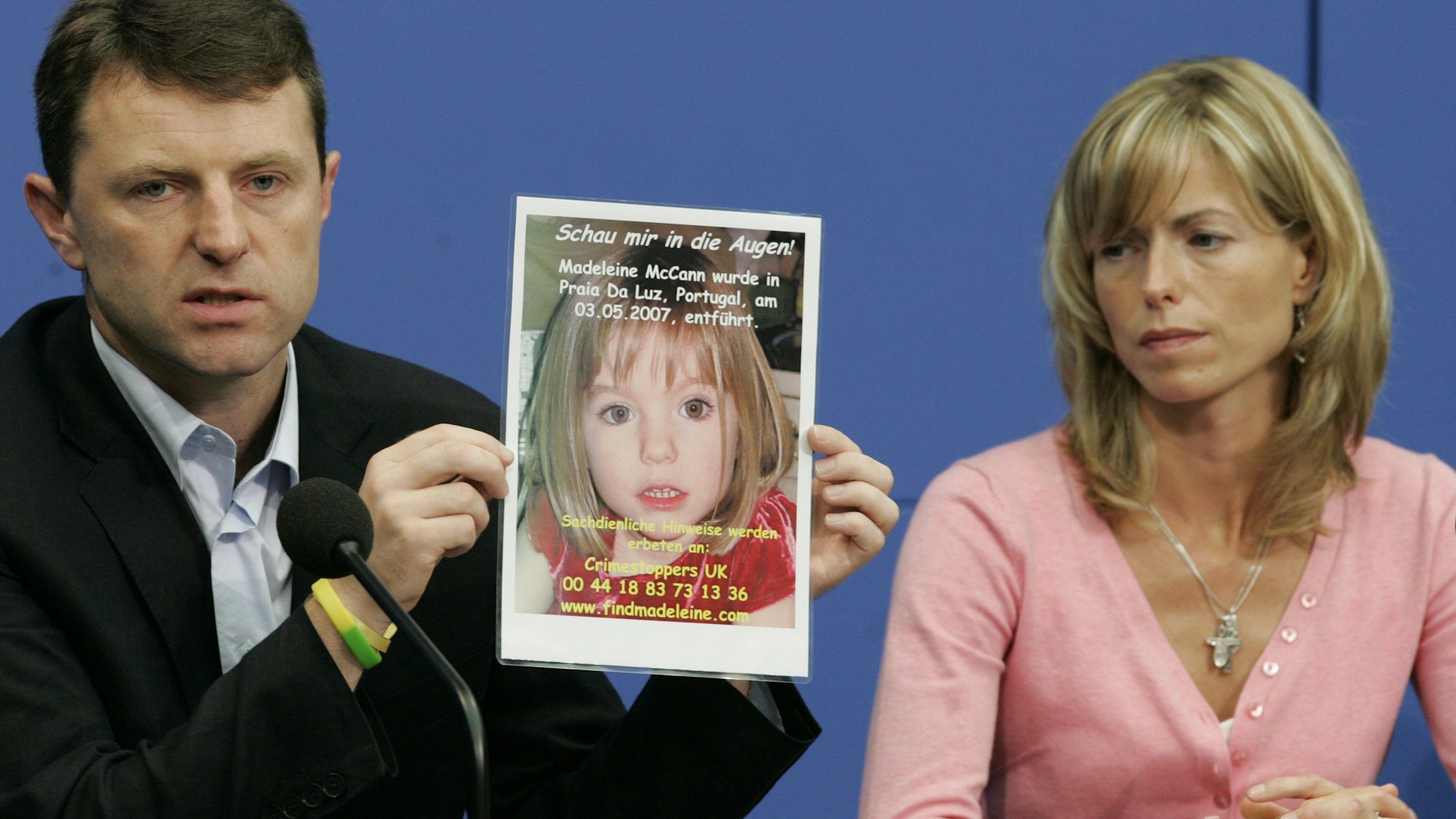 Kate und Gerry McCann zeigen während einer Pressekonferenz ein Bild ihrer verschwundenen Tochter Madeleine (Maddie).