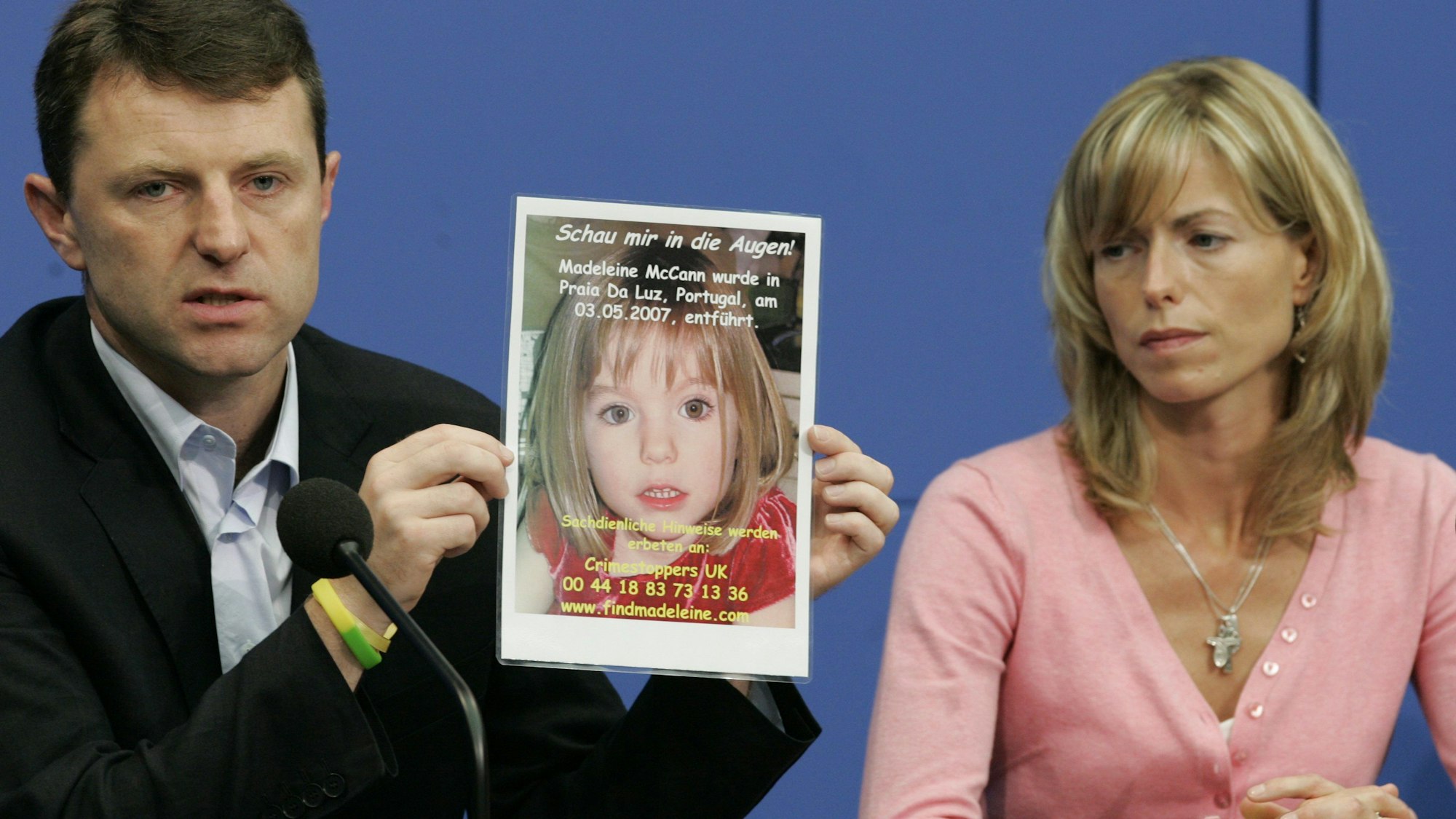 „Eltern, deren Kinder vermisst werden, können nicht aufhören, nach ihnen zu suchen“, sagte Gerry McCann (hier im Bild mit Maddies Mutter Kate) Jahre nach dem Verschwinden seiner Tochter. Der Fall Maddie McCann erregt(e) international enorme Aufmerksamkeit.