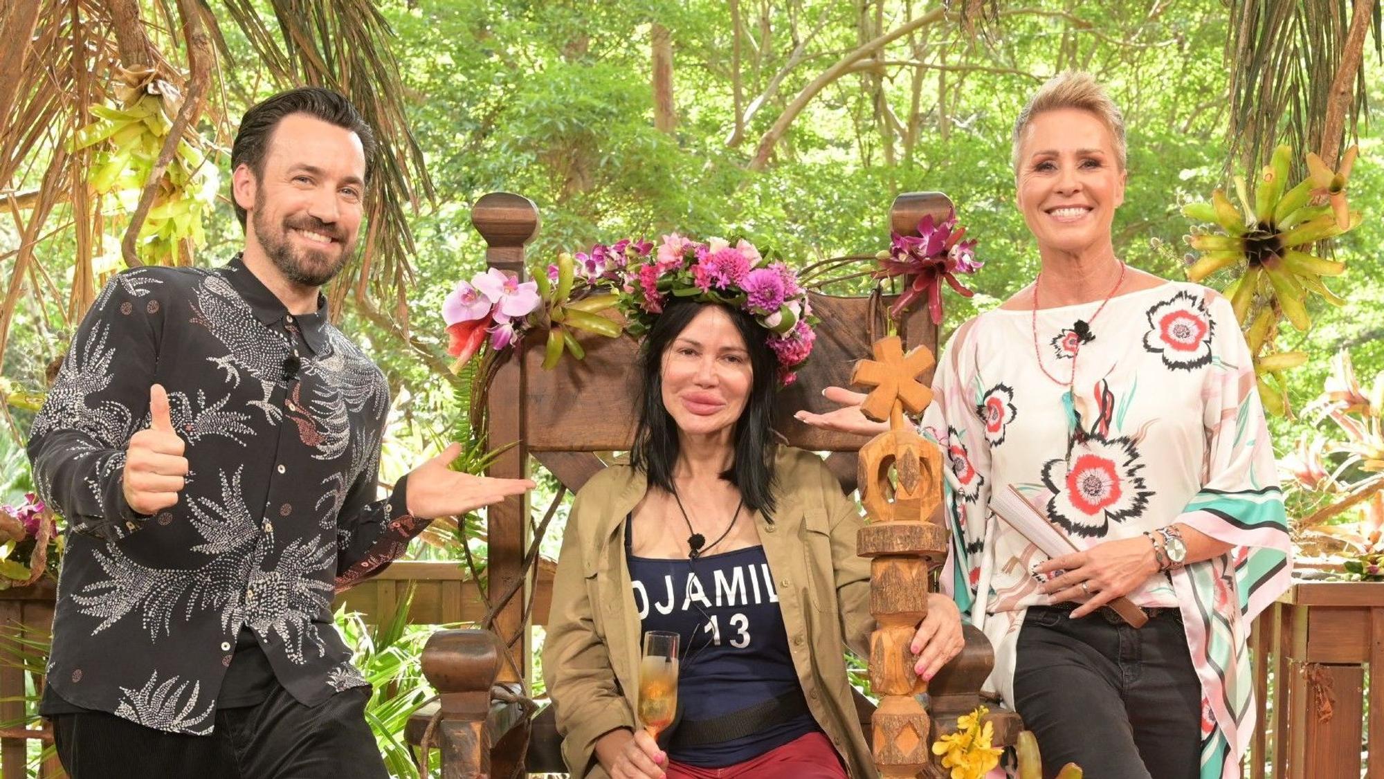 Djamila Rowe (M.) ist Dschungelkönigin 2023. Die beiden Moderatoren Sonja Zietlow und Jan Köppen freuen sich mit ihr.