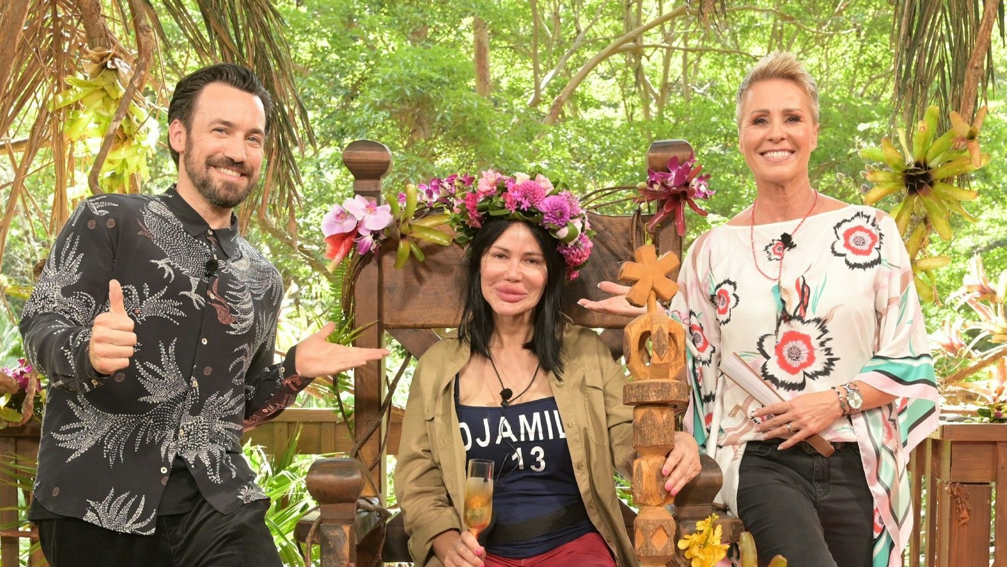 Djamila Rowe (M.) ist Dschungelkönigin 2023. Die beiden Moderatoren Sonja Zietlow und Jan Köppen freuen sich mit ihr.