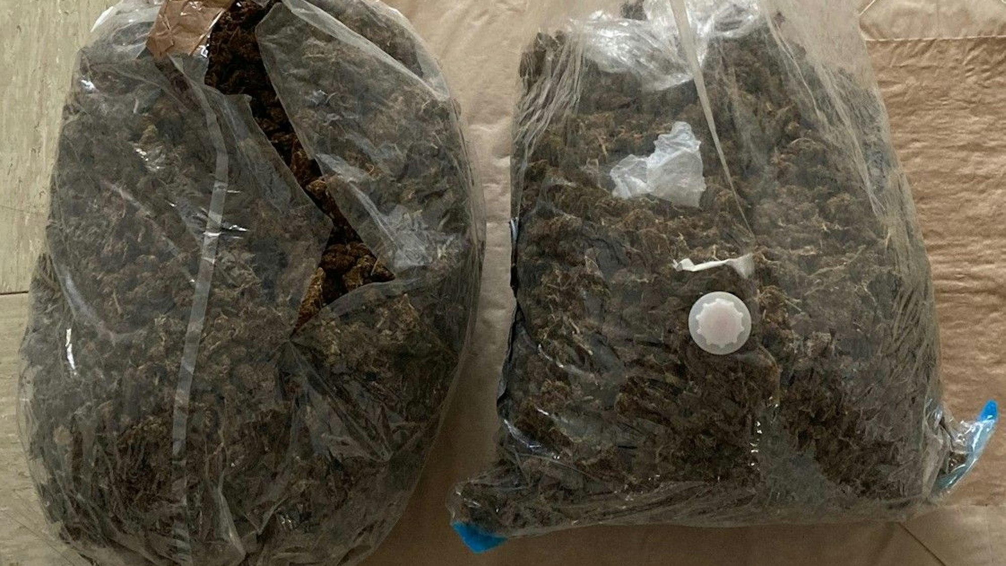 Das Bild zeigt zwei großen Tüten mit Marihuana