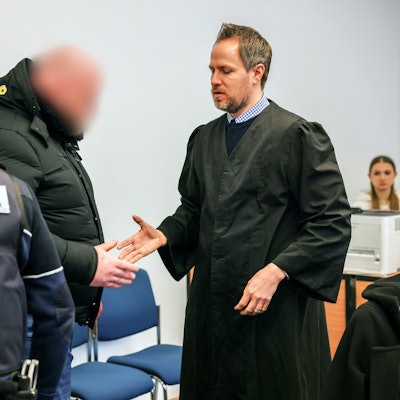 Der Angeklagte begrüßt bei der Verhandlung vergangene Woche im Gerichtssaal seinen Verteidiger Ingmar Rosentreter mit Handschlag.