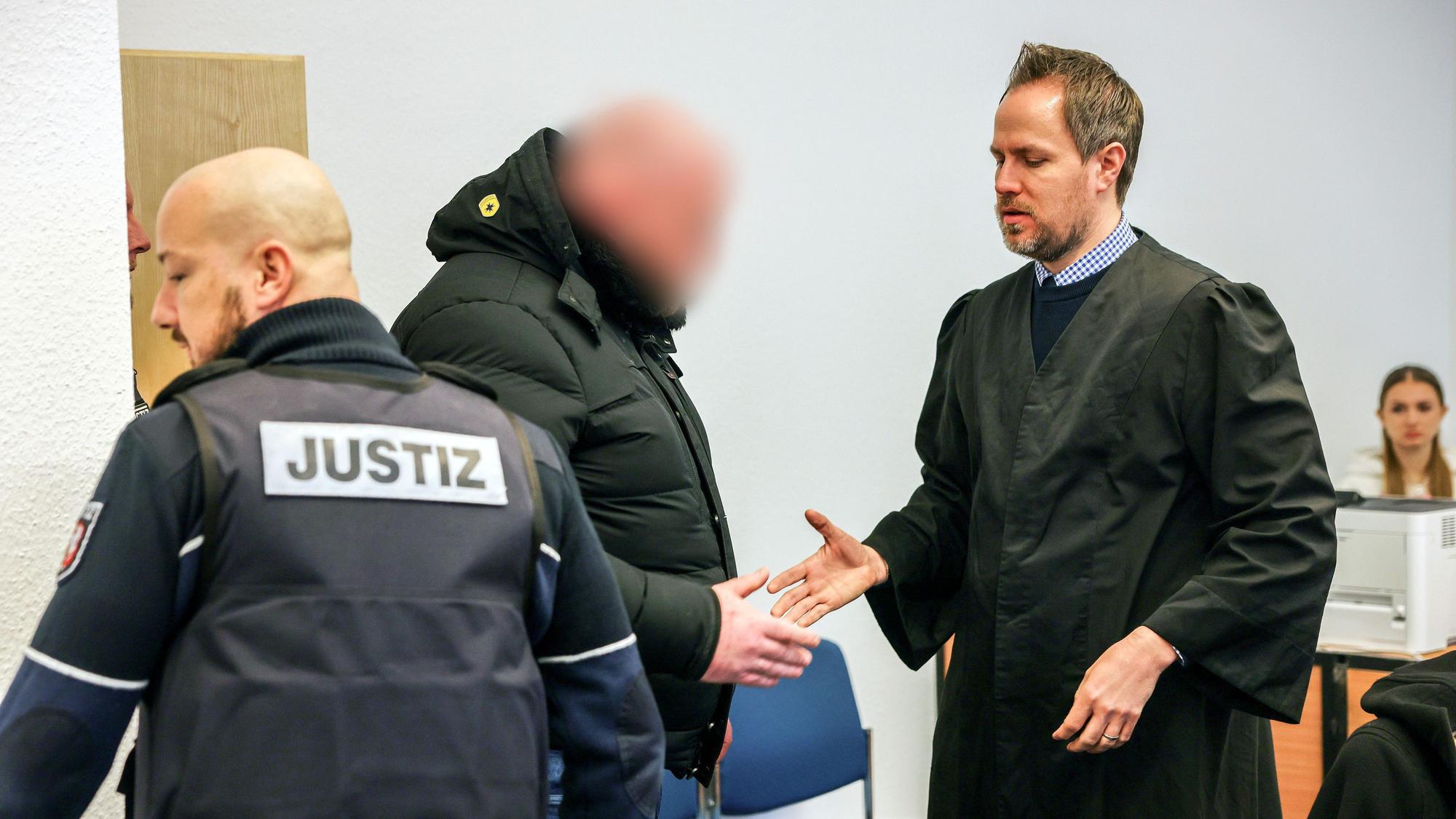 Der Angeklagte begrüßt bei der Verhandlung vergangene Woche im Gerichtssaal seinen Verteidiger Ingmar Rosentreter mit Handschlag.