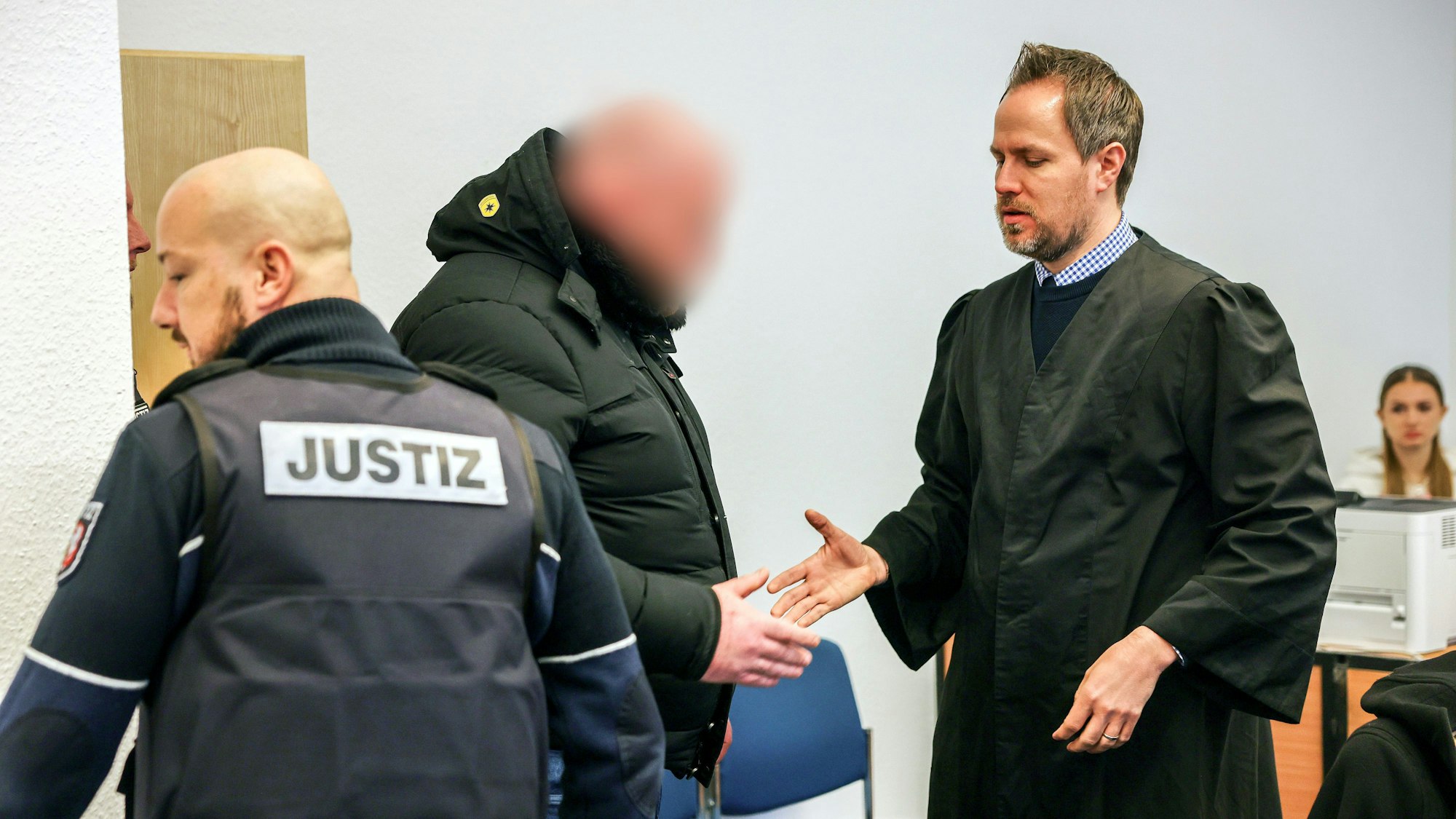 Der Angeklagte begrüßt bei der Verhandlung vergangene Woche im Gerichtssaal seinen Verteidiger Ingmar Rosentreter mit Handschlag.