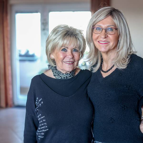 Gisela und Laura Schaldach (rechts) in ihrer Wohnung.