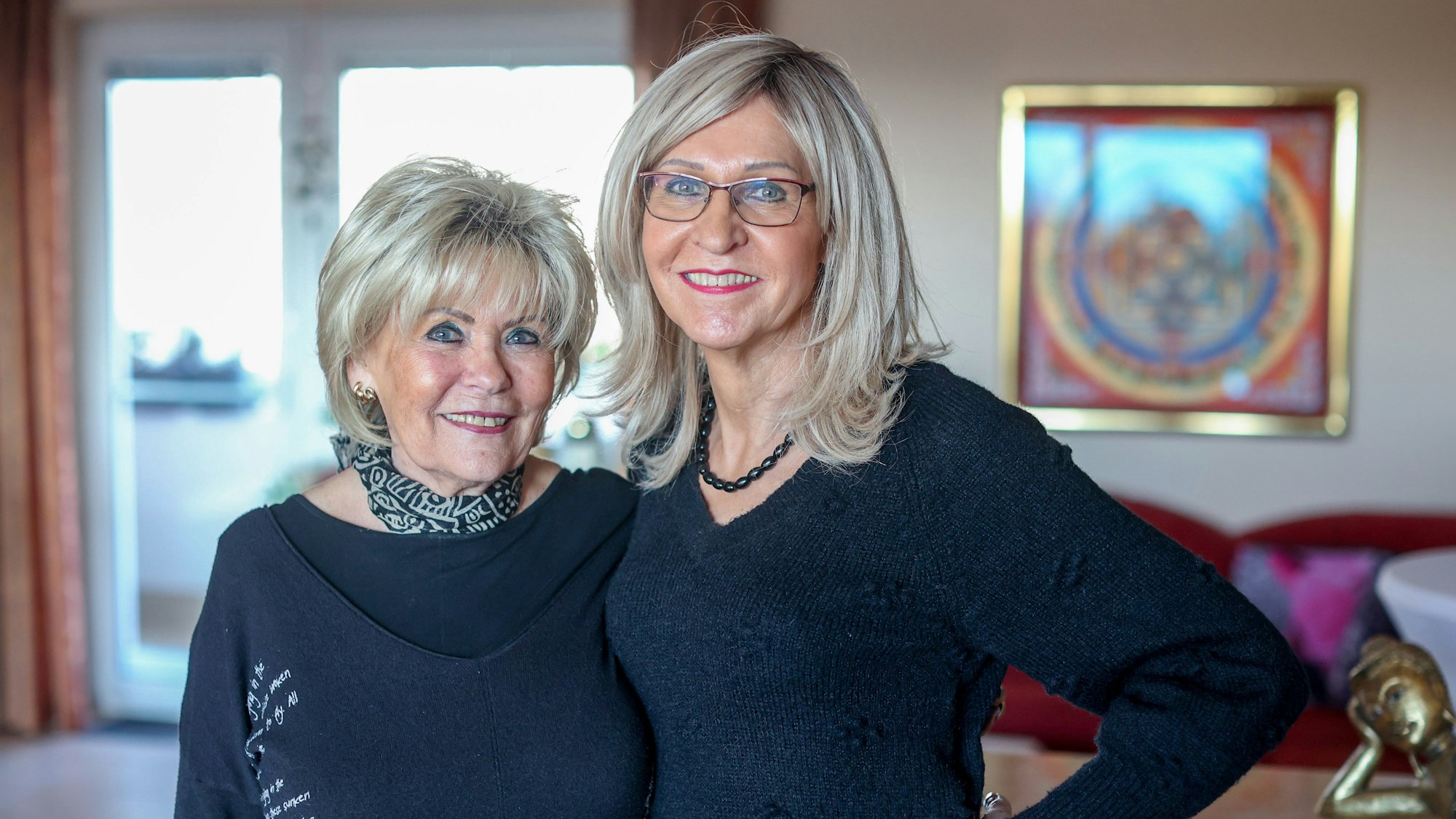 Gisela und Laura Schaldach (rechts) in ihrer Wohnung.