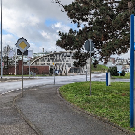 Die Haltestelle vor dem Feierabendhaus Knapsack ist nicht barrierefrei.