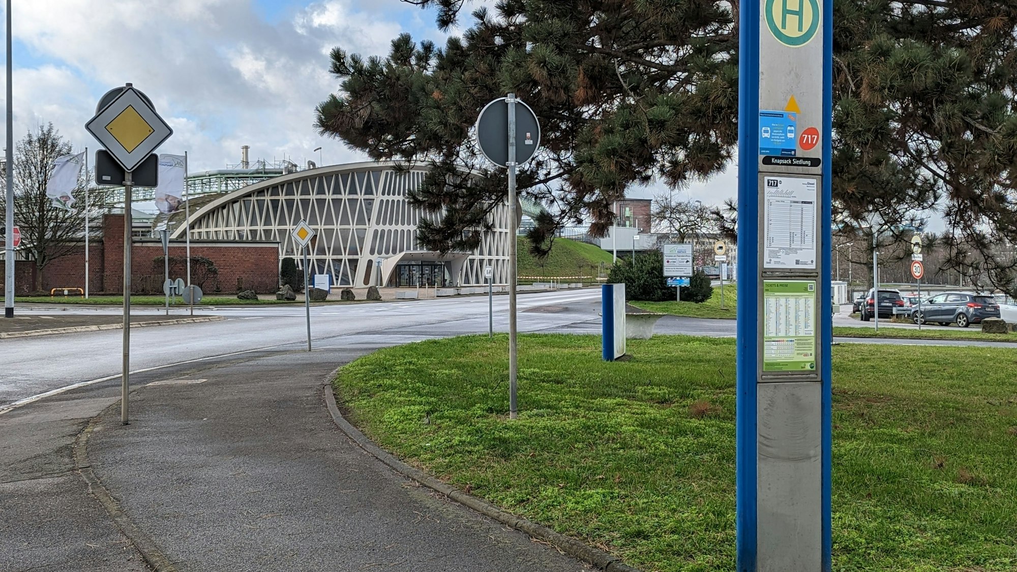Die Haltestelle vor dem Feierabendhaus Knapsack ist nicht barrierefrei.