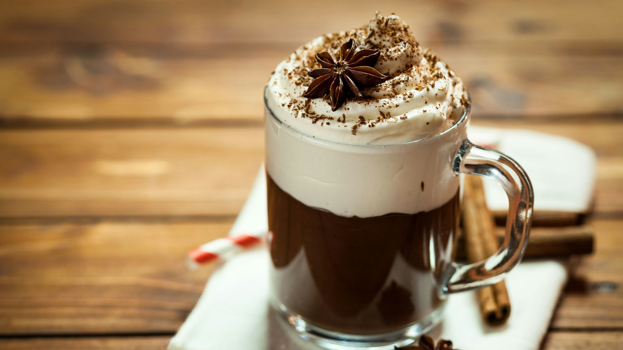 Heiße Schokolade mit Sahne, Zimt und Kakaopulver