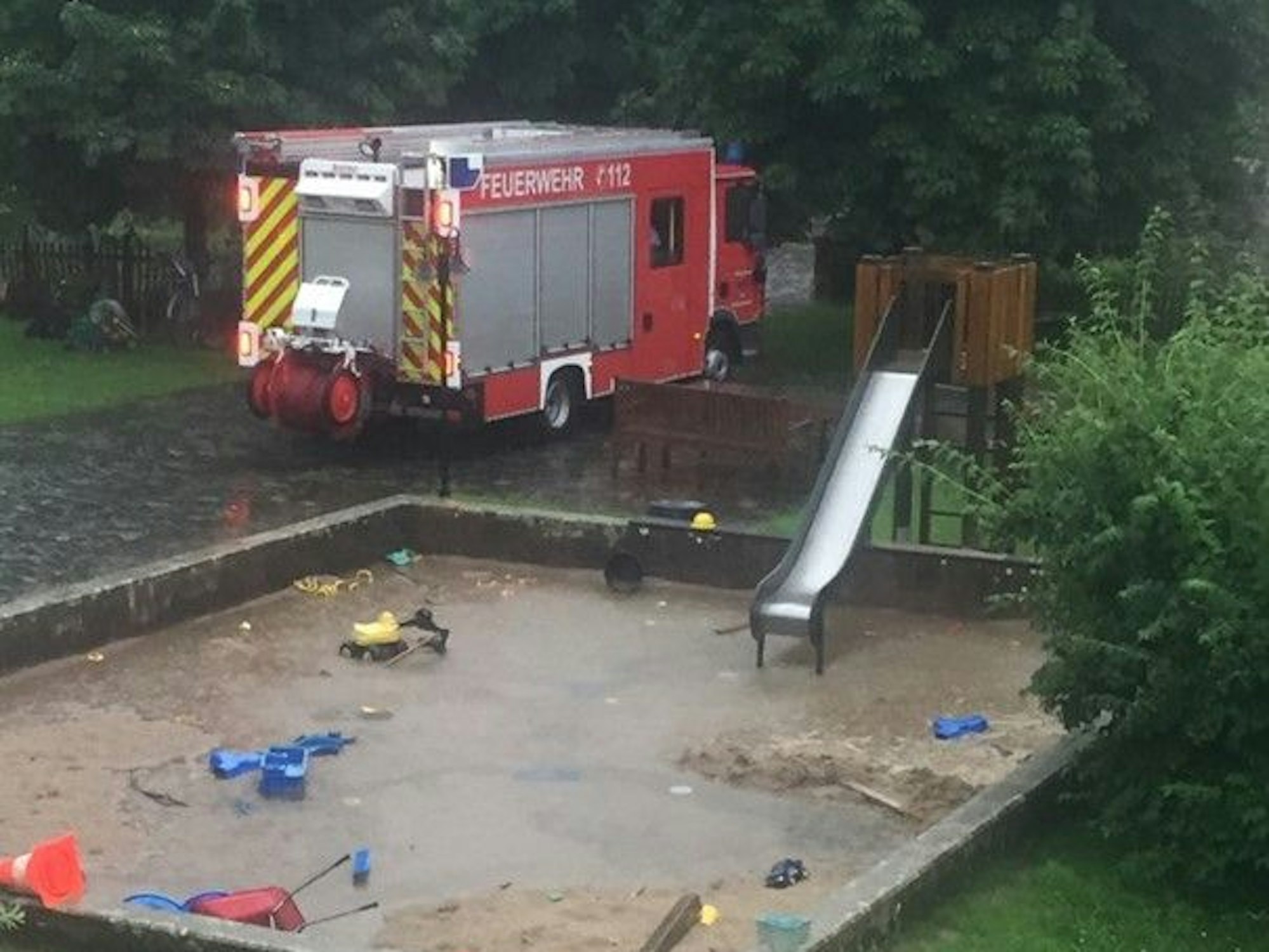 Ein Feuerwehrauto steht vor dem Haus Haan in Dünnwald.