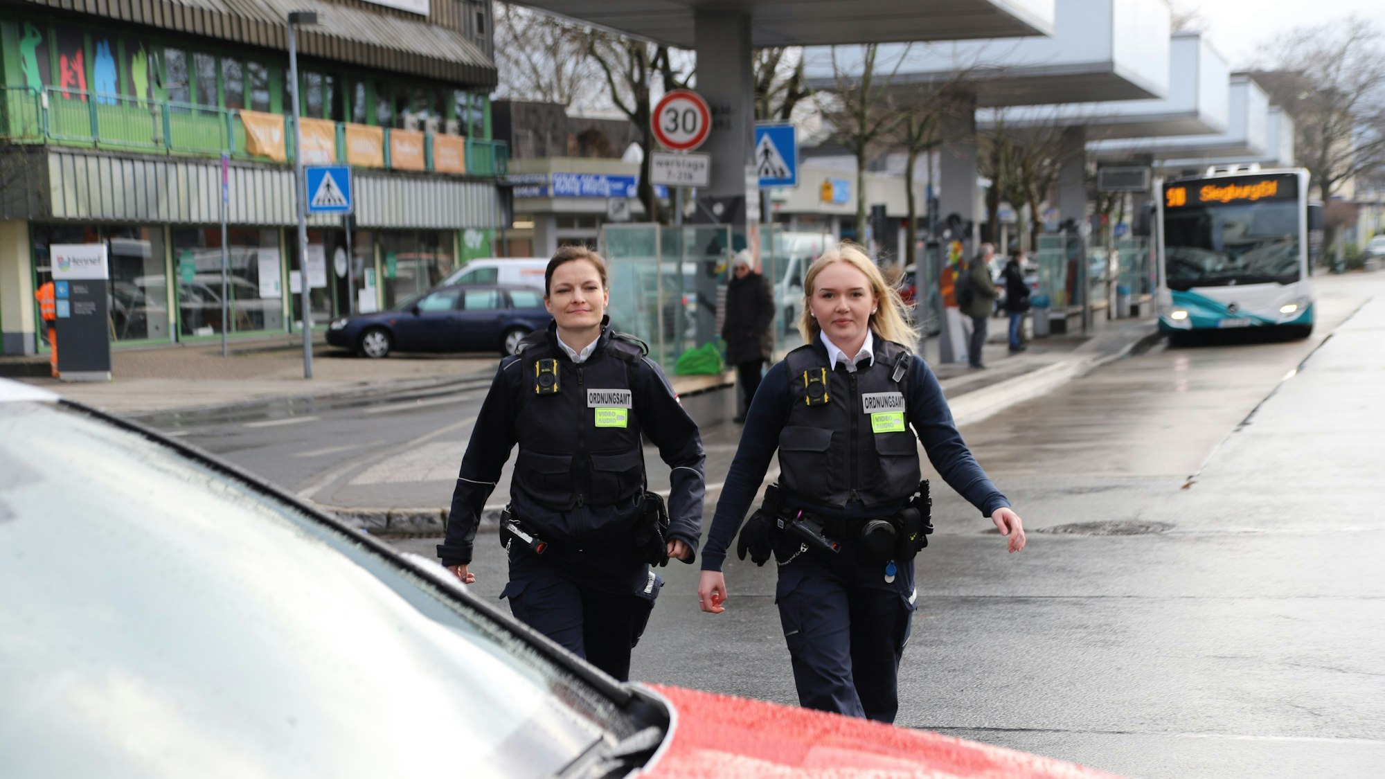 Zwei Hennefer Ordnungsamtsmitarbeiterinnen mit Bodycams.