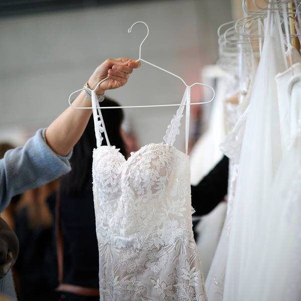 Zu sehen ist ein Hochzeitskleid. (Symbolbild)