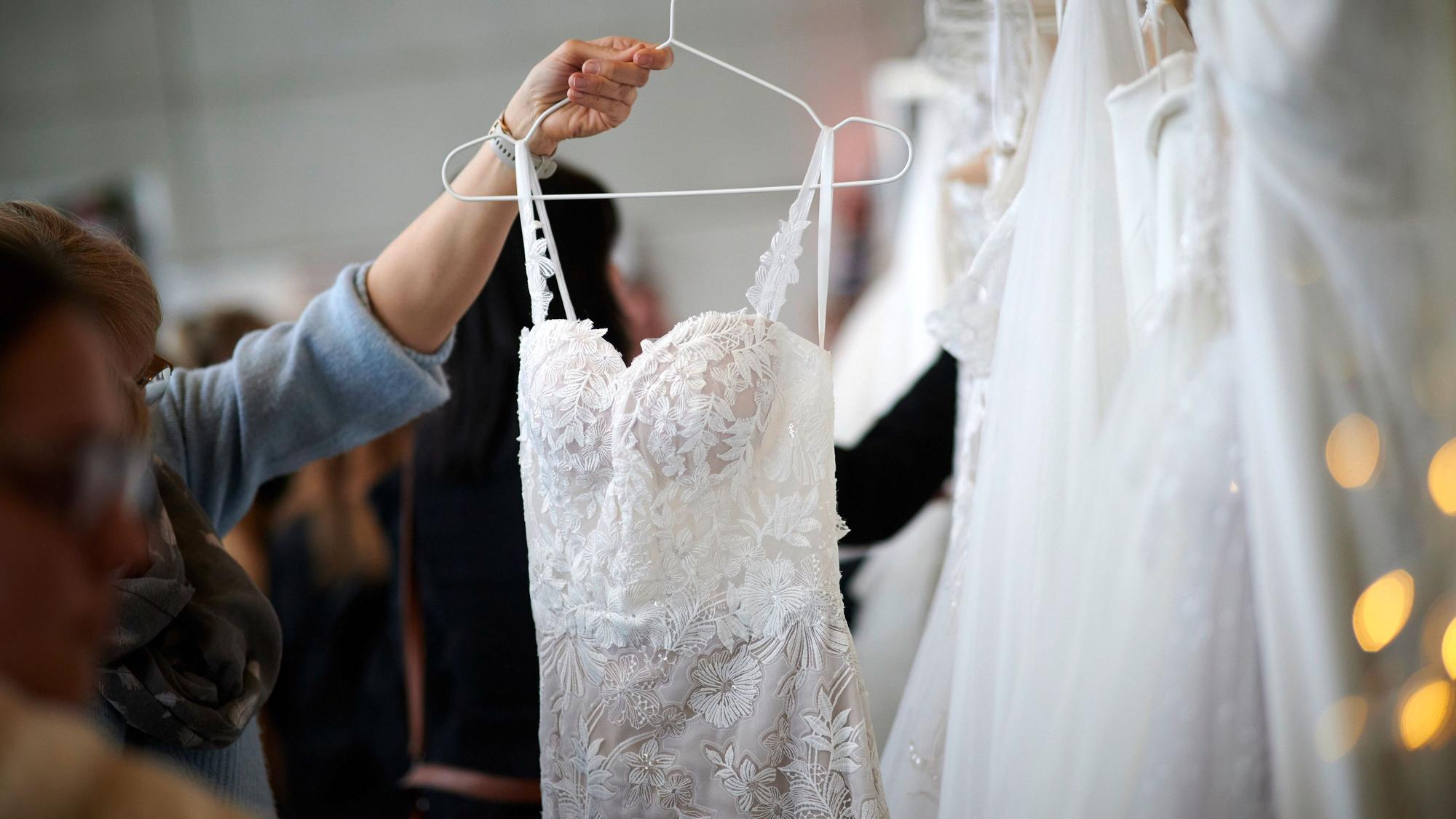 Zu sehen ist ein Hochzeitskleid. (Symbolbild)