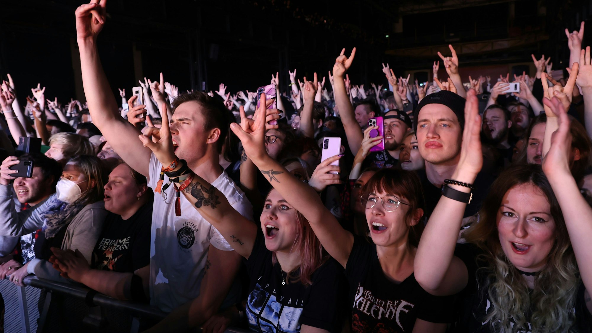 Fans in der ersten Reihe beim Konzert von Bullet for my Valentine in Köln.