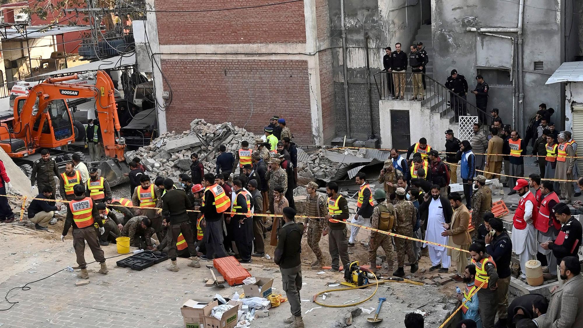 Pakistan, Peshawar: Sicherheitsbeamte und Rettungskräfte versammeln sich am Ort des Selbstmordattentats.