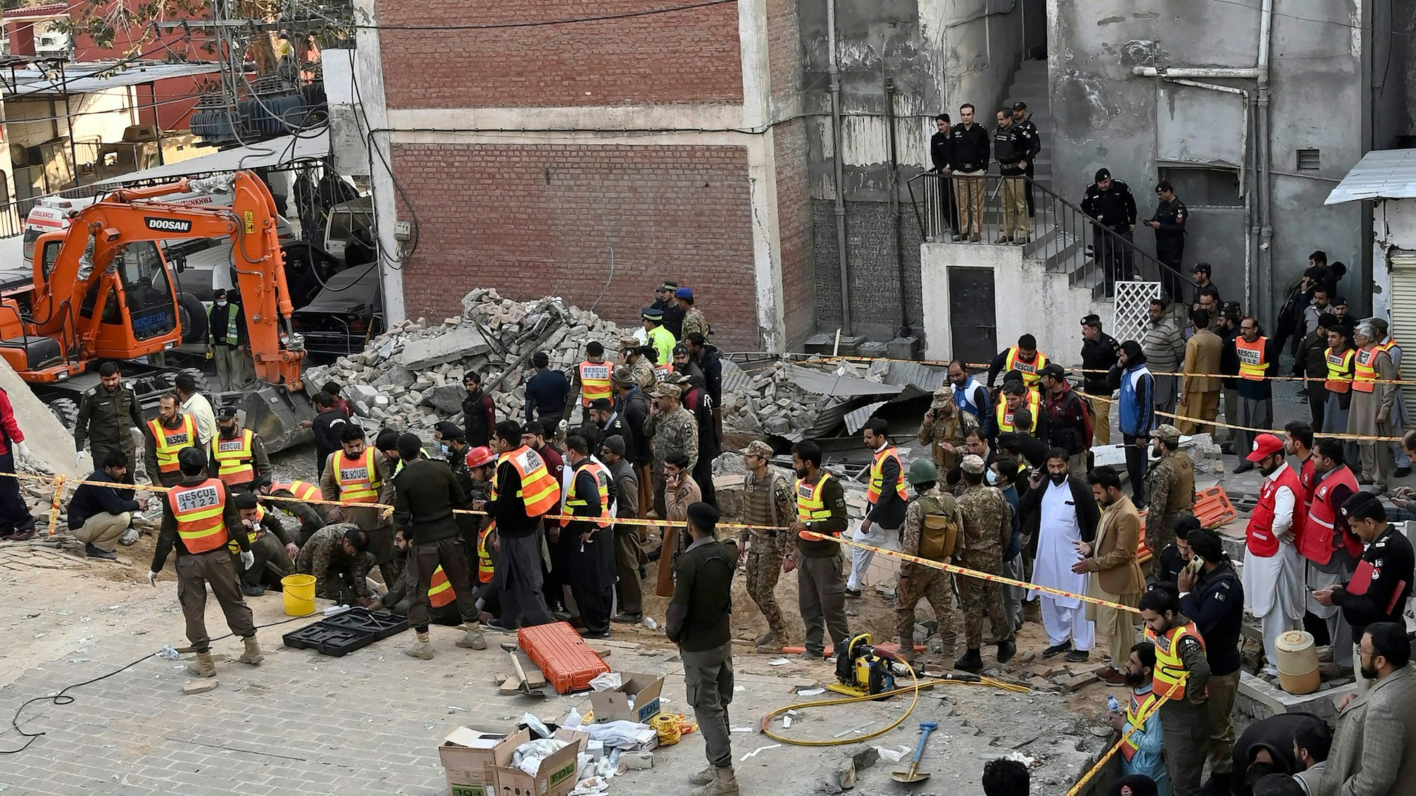 Pakistan, Peshawar: Sicherheitsbeamte und Rettungskräfte versammeln sich am Ort des Selbstmordattentats.
