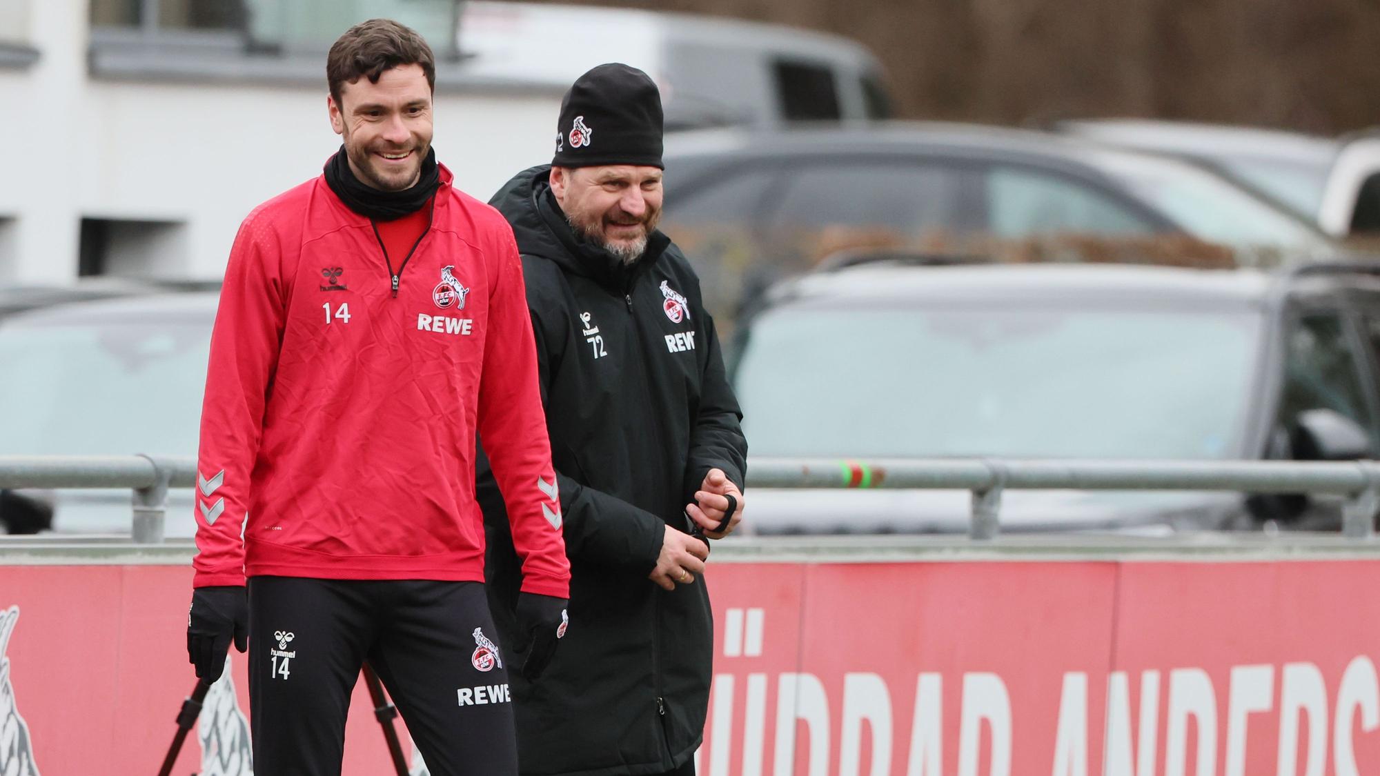 Jonas Hector und Steffen Baumgart lachen auf dem Trainingsgelände des 1. FC Köln.