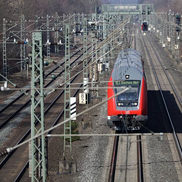 Ein Regionalexpress fährt in Leverkusen über die Bahnstrecke Köln und Düsseldorf.
