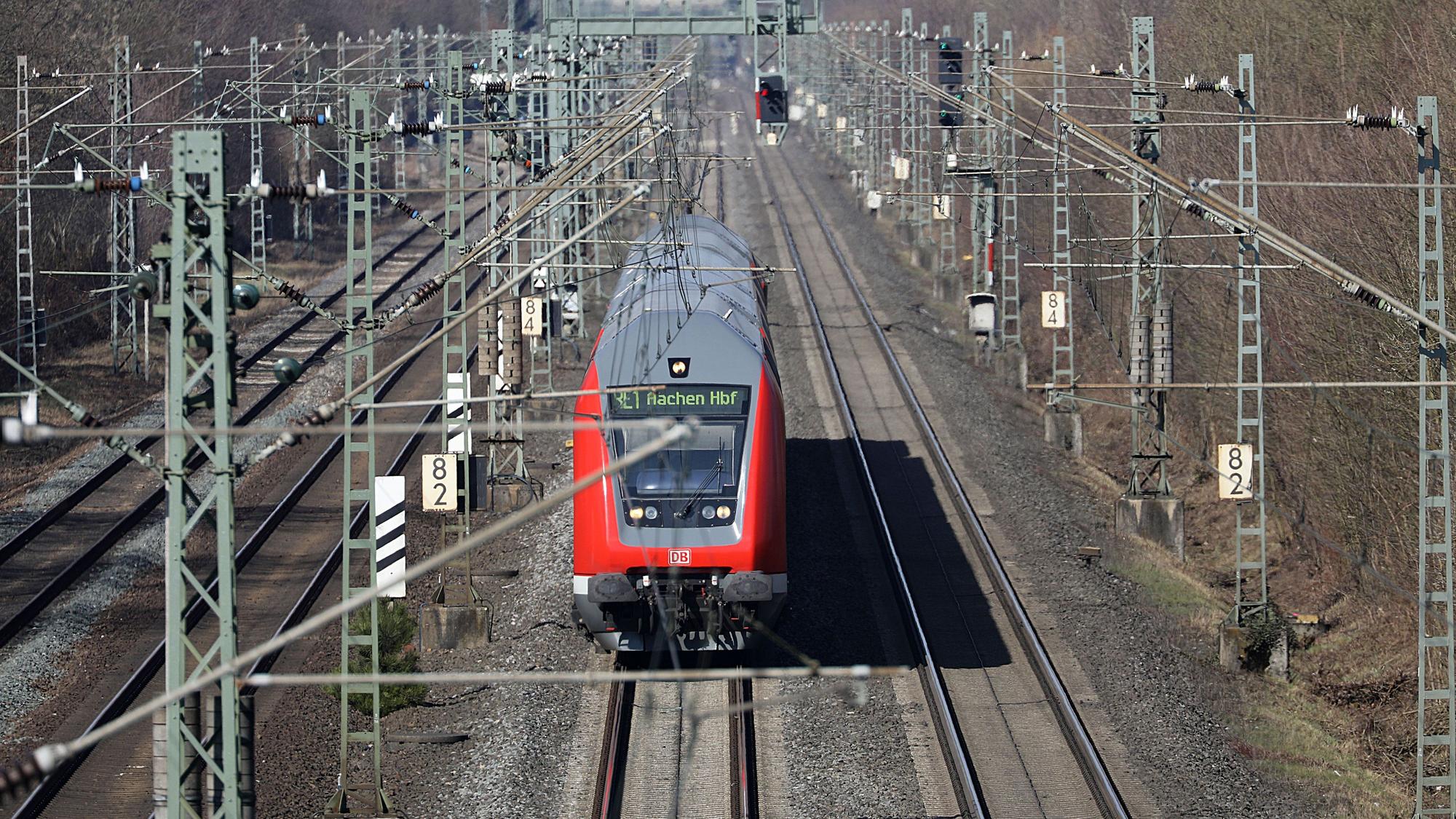 Ein Regionalexpress fährt in Leverkusen über die Bahnstrecke Köln und Düsseldorf.