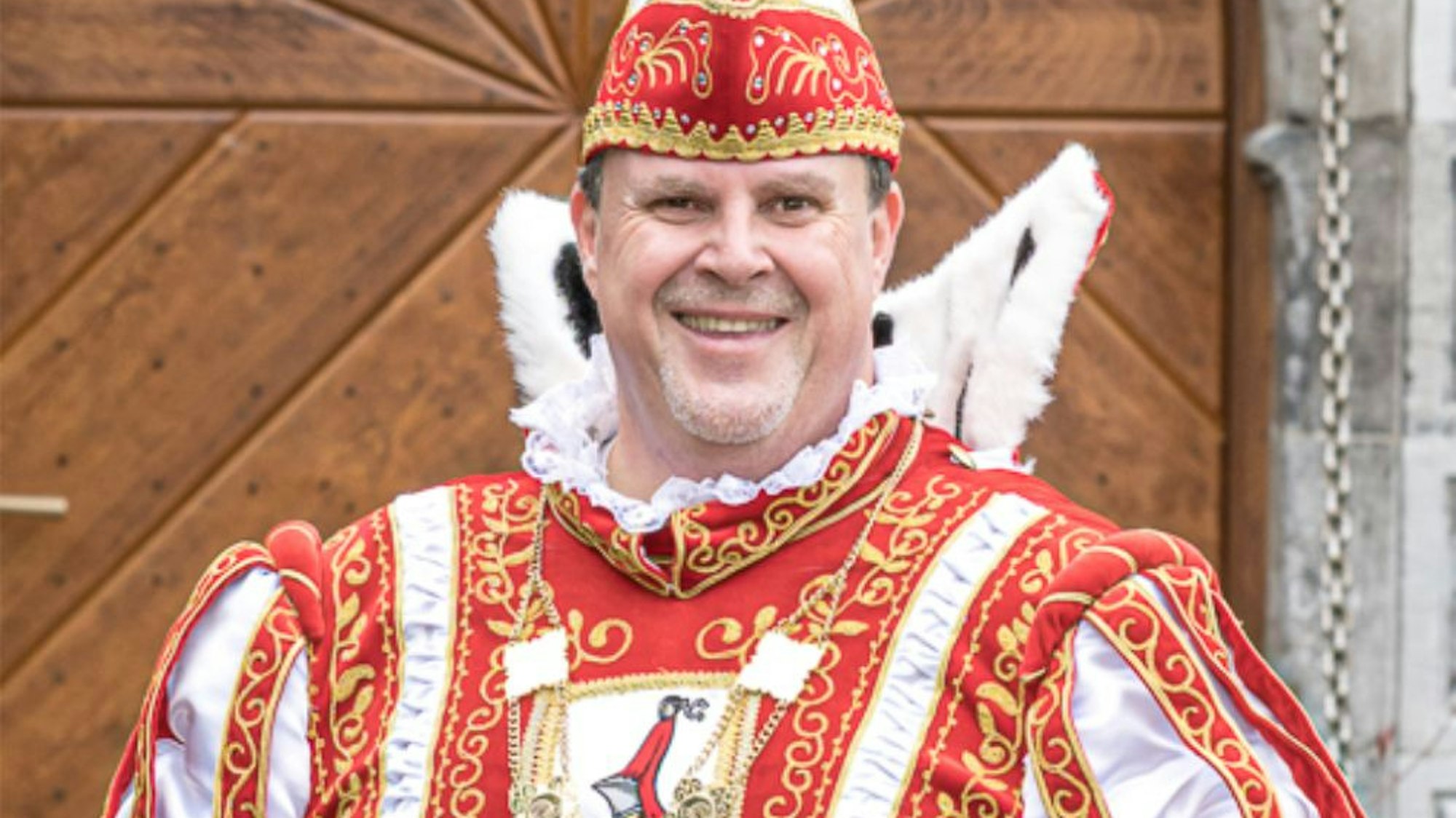 Prinz Markus Schwarz in vollem rot-weißen Ornat.